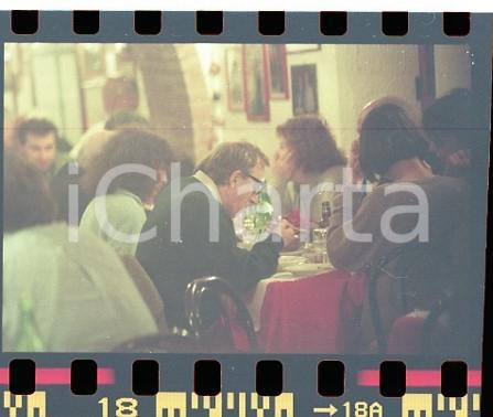 Fotografia d epoca originale 1996 ROMA RISTORANTE LA BOTTE Woody ALLEN con Soon YI 3 NEGATIVO ORIGINALE 1