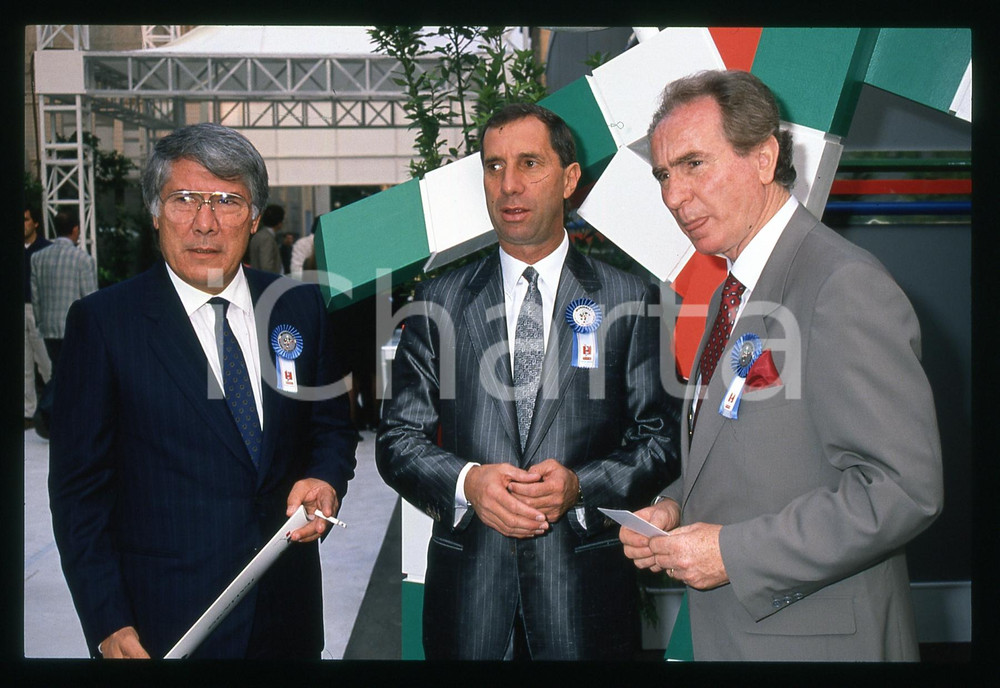 35mm vintage slide * 1990 ITALIA 90 Omar SIVORI e Azeglio VICINI al Mondiale   Diapositiva d'epoca, in formato 35 mm.   CONDIZIONI: GOODE' severamente vietata la riproduzione. Tutti i diritti sono riservati. ICharta mette in vendita, sul negozio eBay e in esclusiva sul sito "icharta" il proprio archivio composto da numerose diapositive e negativi fotografici d'epoca, tutti originali e autentici, che attraversano la storia del costume italiano tra gli la fine degli anni Sessanta e Novanta.Si tratta di uno sguardo inedito sull'attualit&agrave;, la politica, la vita quotidiana, il gossip e la cultura, che fotografa il cambiamento della nazione in quest'ultimo scorcio del XX secolo. Un'occasione unica per il mercato del collezionismo, che vede finalmente disponibile un archivio eccezionale per vastit&agrave;, tematiche e condizioni, in un settore (il negativo fotografico e la diapositiva) di assoluta novit&agrave; e dalle interessanti prospettive di investimento.  originale e autentica 1