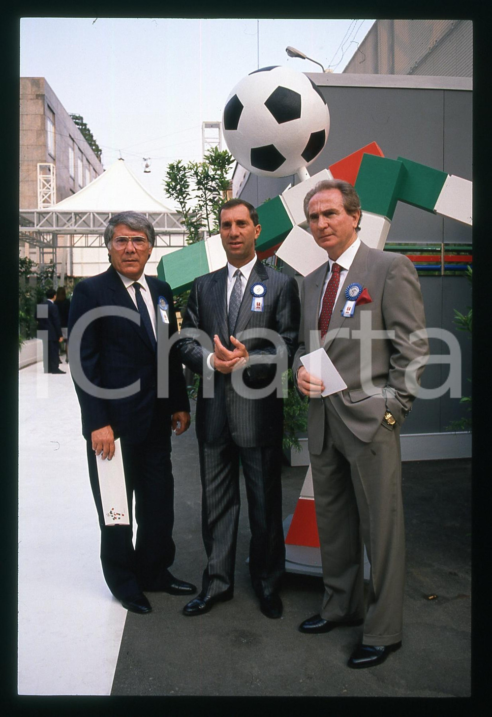 35mm vintage slide * 1990 ITALIA 90 Omar SIVORI e Azeglio VICINI al Mondiale (1)   Diapositiva d'epoca, in formato 35 mm.   CONDIZIONI: GOODE' severamente vietata la riproduzione. Tutti i diritti sono riservati. ICharta mette in vendita, sul negozio eBay e in esclusiva sul sito "icharta" il proprio archivio composto da numerose diapositive e negativi fotografici d'epoca, tutti originali e autentici, che attraversano la storia del costume italiano tra gli la fine degli anni Sessanta e Novanta.Si tratta di uno sguardo inedito sull'attualit&agrave;, la politica, la vita quotidiana, il gossip e la cultura, che fotografa il cambiamento della nazione in quest'ultimo scorcio del XX secolo. Un'occasione unica per il mercato del collezionismo, che vede finalmente disponibile un archivio eccezionale per vastit&agrave;, tematiche e condizioni, in un settore (il negativo fotografico e la diapositiva) di assoluta novit&agrave; e dalle interessanti prospettive di investimento.  originale e autentica 1