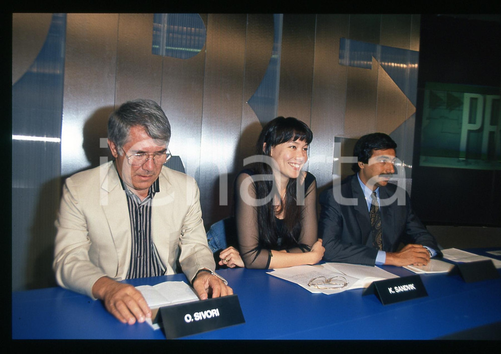 35mm vintage slide* 1990 PRESSING Marino BARTOLETTI Kay RUSH Omar SIVORI Nella fotografia la presentazione alla stampa della trasmisssione.  Diapositiva d'epoca, in formato 35 mm.   CONDIZIONI: GOODE' severamente vietata la riproduzione. Tutti i diritti sono riservati. ICharta mette in vendita, sul negozio eBay e in esclusiva sul sito "icharta" il proprio archivio composto da numerose diapositive e negativi fotografici d'epoca, tutti originali e autentici, che attraversano la storia del costume italiano tra gli la fine degli anni Sessanta e Novanta.Si tratta di uno sguardo inedito sull'attualit&agrave;, la politica, la vita quotidiana, il gossip e la cultura, che fotografa il cambiamento della nazione in quest'ultimo scorcio del XX secolo. Un'occasione unica per il mercato del collezionismo, che vede finalmente disponibile un archivio eccezionale per vastit&agrave;, tematiche e condizioni, in un settore (il negativo fotografico e la diapositiva) di assoluta novit&agrave; e dalle interessanti prospettive di investimento.  originale e autentica 1