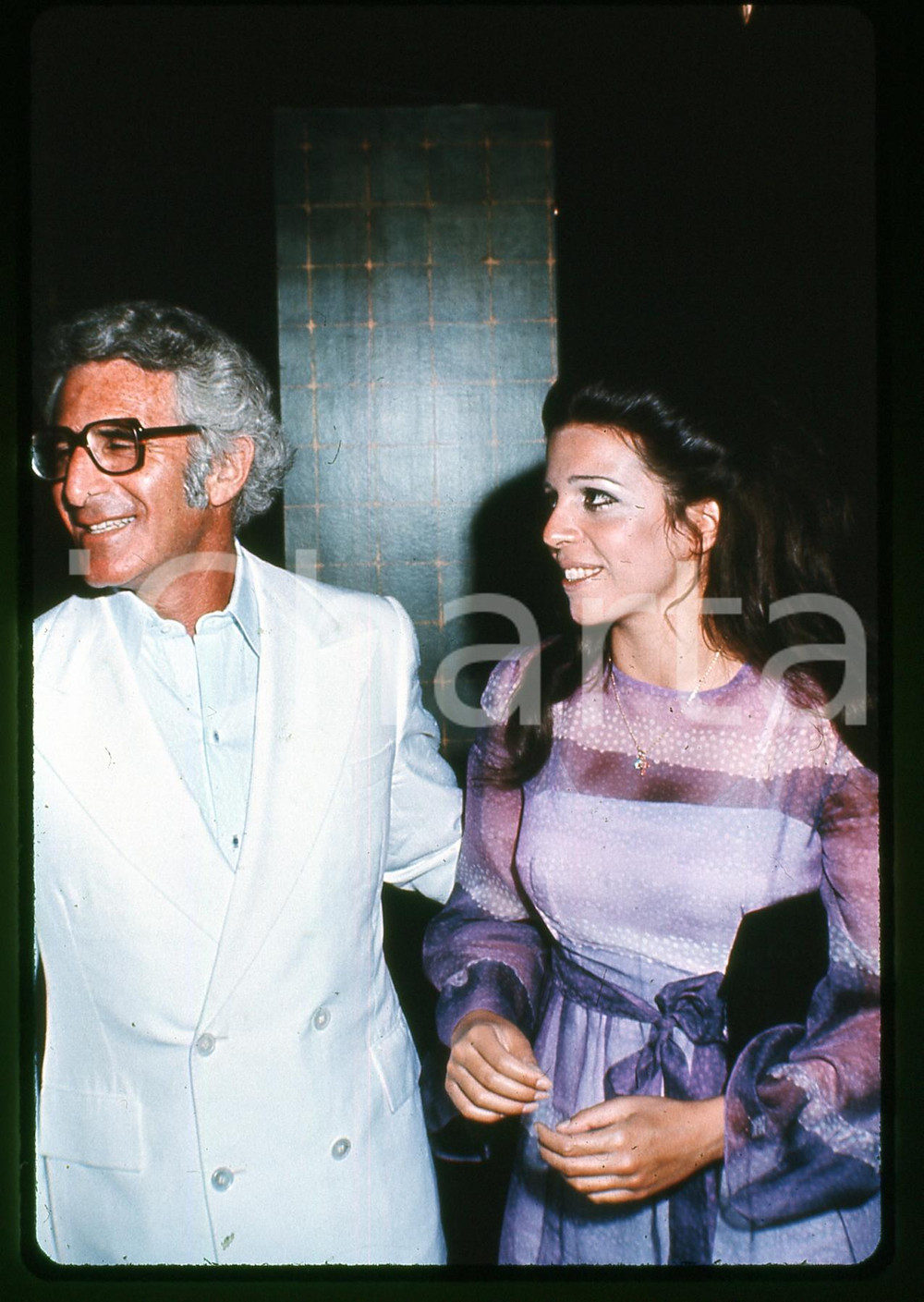 35mm vintage slide* 1971 COSTUME Christina ONASSIS e Joseph BOLKER Ritratto Diapositiva d'epoca, in formato 35 mm.   CONDIZIONI: GOODE' severamente vietata la riproduzione. Tutti i diritti sono riservati. ICharta mette in vendita, sul negozio eBay e in esclusiva sul sito "icharta" il proprio archivio composto da numerose diapositive e negativi fotografici d'epoca, tutti originali e autentici, che attraversano la storia del costume italiano tra gli la fine degli anni Sessanta e Novanta.Si tratta di uno sguardo inedito sull'attualit&agrave;, la politica, la vita quotidiana, il gossip e la cultura, che fotografa il cambiamento della nazione in quest'ultimo scorcio del XX secolo. Un'occasione unica per il mercato del collezionismo, che vede finalmente disponibile un archivio eccezionale per vastit&agrave;, tematiche e condizioni, in un settore (il negativo fotografico e la diapositiva) di assoluta novit&agrave; e dalle interessanti prospettive di investimento.  originale e autentica 1