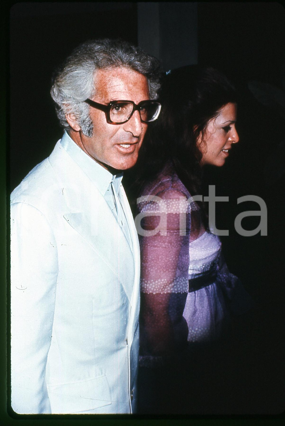 35mm vintage slide* 1971 COSTUME Christina ONASSIS e Joseph BOLKER Ritratto (1) Diapositiva d'epoca, in formato 35 mm.   CONDIZIONI: GOODE' severamente vietata la riproduzione. Tutti i diritti sono riservati. ICharta mette in vendita, sul negozio eBay e in esclusiva sul sito "icharta" il proprio archivio composto da numerose diapositive e negativi fotografici d'epoca, tutti originali e autentici, che attraversano la storia del costume italiano tra gli la fine degli anni Sessanta e Novanta.Si tratta di uno sguardo inedito sull'attualit&agrave;, la politica, la vita quotidiana, il gossip e la cultura, che fotografa il cambiamento della nazione in quest'ultimo scorcio del XX secolo. Un'occasione unica per il mercato del collezionismo, che vede finalmente disponibile un archivio eccezionale per vastit&agrave;, tematiche e condizioni, in un settore (il negativo fotografico e la diapositiva) di assoluta novit&agrave; e dalle interessanti prospettive di investimento.  originale e autentica 1