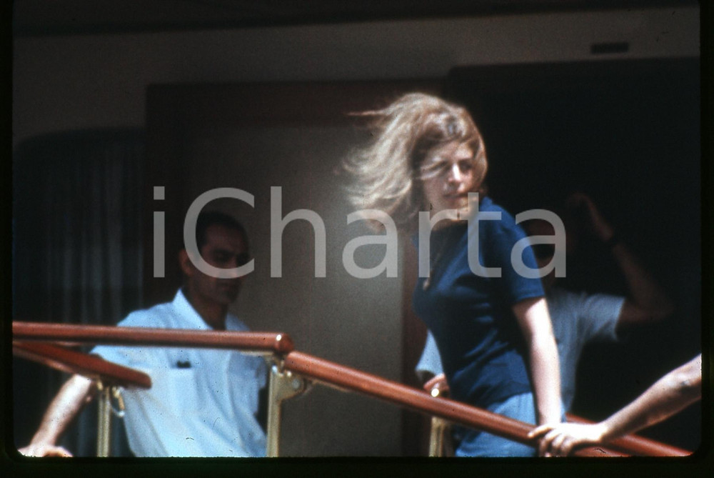 35mm vintage slide* 1971 COSTUME Christina ONASSIS sul panfilo Christina O Diapositiva d'epoca, in formato 35 mm.   CONDIZIONI: GOODE' severamente vietata la riproduzione. Tutti i diritti sono riservati. 16 ICharta mette in vendita, sul negozio eBay e in esclusiva sul sito "icharta" il proprio archivio composto da numerose diapositive e negativi fotografici d'epoca, tutti originali e autentici, che attraversano la storia del costume italiano tra gli la fine degli anni Sessanta e Novanta.Si tratta di uno sguardo inedito sull'attualità, la politica, la vita quotidiana, il gossip e la cultura, che fotografa il cambiamento della nazione in quest'ultimo scorcio del XX secolo. Un'occasione unica per il mercato del collezionismo, che vede finalmente disponibile un archivio eccezionale per vastità, tematiche e condizioni, in un settore (il negativo fotografico e la diapositiva) di assoluta novità e dalle interessanti prospettive di investimento.  originale e autentica 1