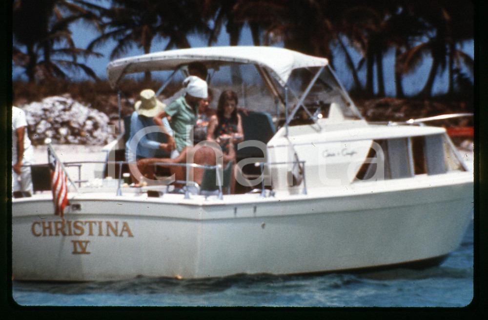 35mm vintage slide* 1971 COSTUME Christina ONASSIS paparazzata su Christina IV Diapositiva d'epoca, in formato 35 mm.   CONDIZIONI: GOODE' severamente vietata la riproduzione. Tutti i diritti sono riservati. ICharta mette in vendita, sul negozio eBay e in esclusiva sul sito "icharta" il proprio archivio composto da numerose diapositive e negativi fotografici d'epoca, tutti originali e autentici, che attraversano la storia del costume italiano tra gli la fine degli anni Sessanta e Novanta.Si tratta di uno sguardo inedito sull'attualit&agrave;, la politica, la vita quotidiana, il gossip e la cultura, che fotografa il cambiamento della nazione in quest'ultimo scorcio del XX secolo. Un'occasione unica per il mercato del collezionismo, che vede finalmente disponibile un archivio eccezionale per vastit&agrave;, tematiche e condizioni, in un settore (il negativo fotografico e la diapositiva) di assoluta novit&agrave; e dalle interessanti prospettive di investimento.  originale e autentica 1