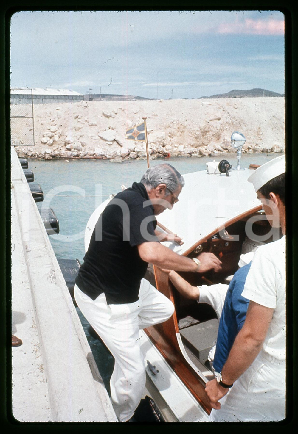 35mm vintage slide* 1970ca COSTUME Aristotele ONASSIS su tender del Christina  O Diapositiva d'epoca, in formato 35 mm.   CONDIZIONI: GOODE' severamente vietata la riproduzione. Tutti i diritti sono riservati. ICharta mette in vendita, sul negozio eBay e in esclusiva sul sito "icharta" il proprio archivio composto da numerose diapositive e negativi fotografici d'epoca, tutti originali e autentici, che attraversano la storia del costume italiano tra gli la fine degli anni Sessanta e Novanta.Si tratta di uno sguardo inedito sull'attualit&agrave;, la politica, la vita quotidiana, il gossip e la cultura, che fotografa il cambiamento della nazione in quest'ultimo scorcio del XX secolo. Un'occasione unica per il mercato del collezionismo, che vede finalmente disponibile un archivio eccezionale per vastit&agrave;, tematiche e condizioni, in un settore (il negativo fotografico e la diapositiva) di assoluta novit&agrave; e dalle interessanti prospettive di investimento.  originale e autentica 1