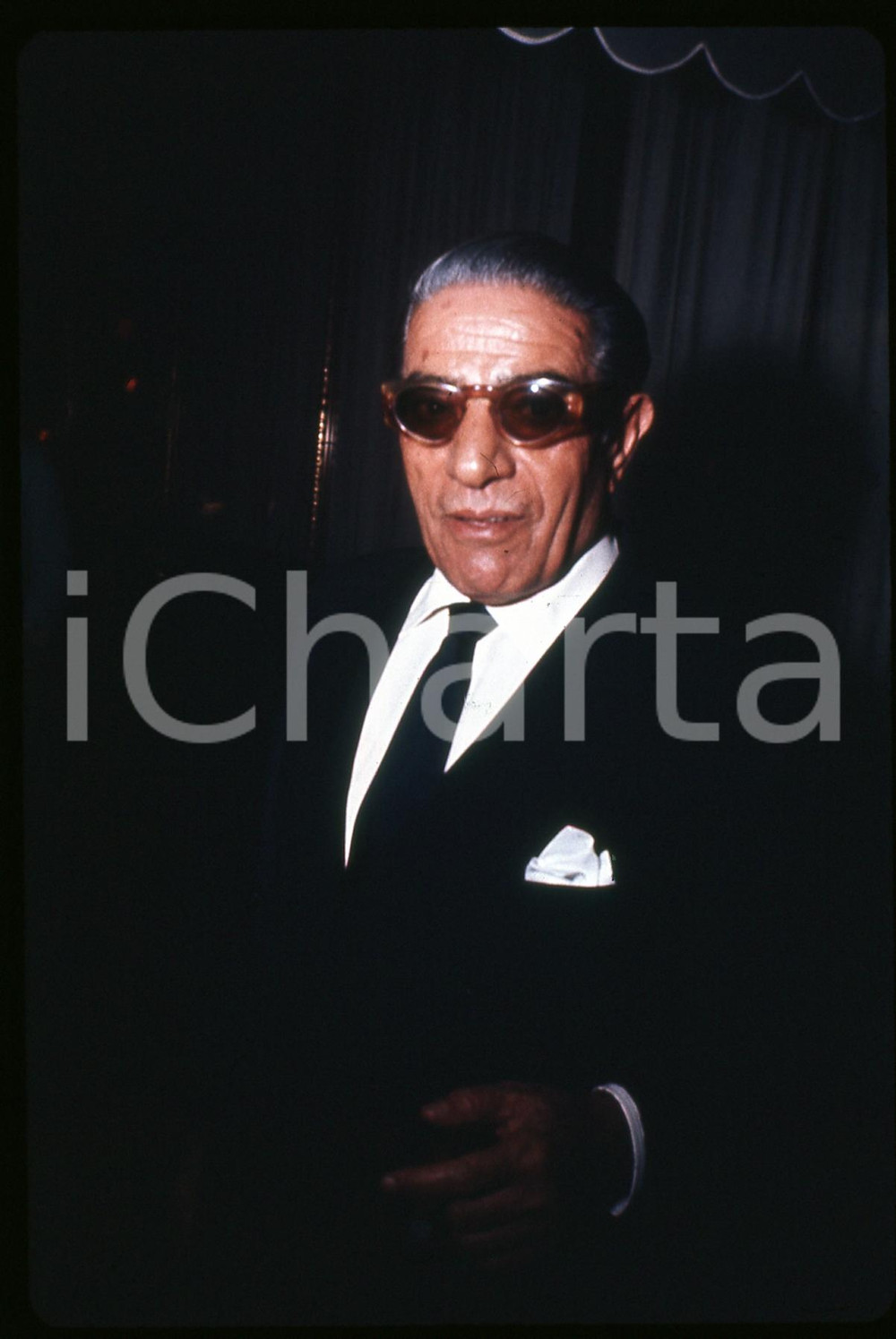 35mm vintage slide* 1970ca COSTUME Aristotele ONASSIS Ritratto dell'armatore Diapositiva d'epoca, in formato 35 mm.   CONDIZIONI: GOODE' severamente vietata la riproduzione. Tutti i diritti sono riservati. ICharta mette in vendita, sul negozio eBay e in esclusiva sul sito "icharta" il proprio archivio composto da numerose diapositive e negativi fotografici d'epoca, tutti originali e autentici, che attraversano la storia del costume italiano tra gli la fine degli anni Sessanta e Novanta.Si tratta di uno sguardo inedito sull'attualit&agrave;, la politica, la vita quotidiana, il gossip e la cultura, che fotografa il cambiamento della nazione in quest'ultimo scorcio del XX secolo. Un'occasione unica per il mercato del collezionismo, che vede finalmente disponibile un archivio eccezionale per vastit&agrave;, tematiche e condizioni, in un settore (il negativo fotografico e la diapositiva) di assoluta novit&agrave; e dalle interessanti prospettive di investimento.  originale e autentica 1