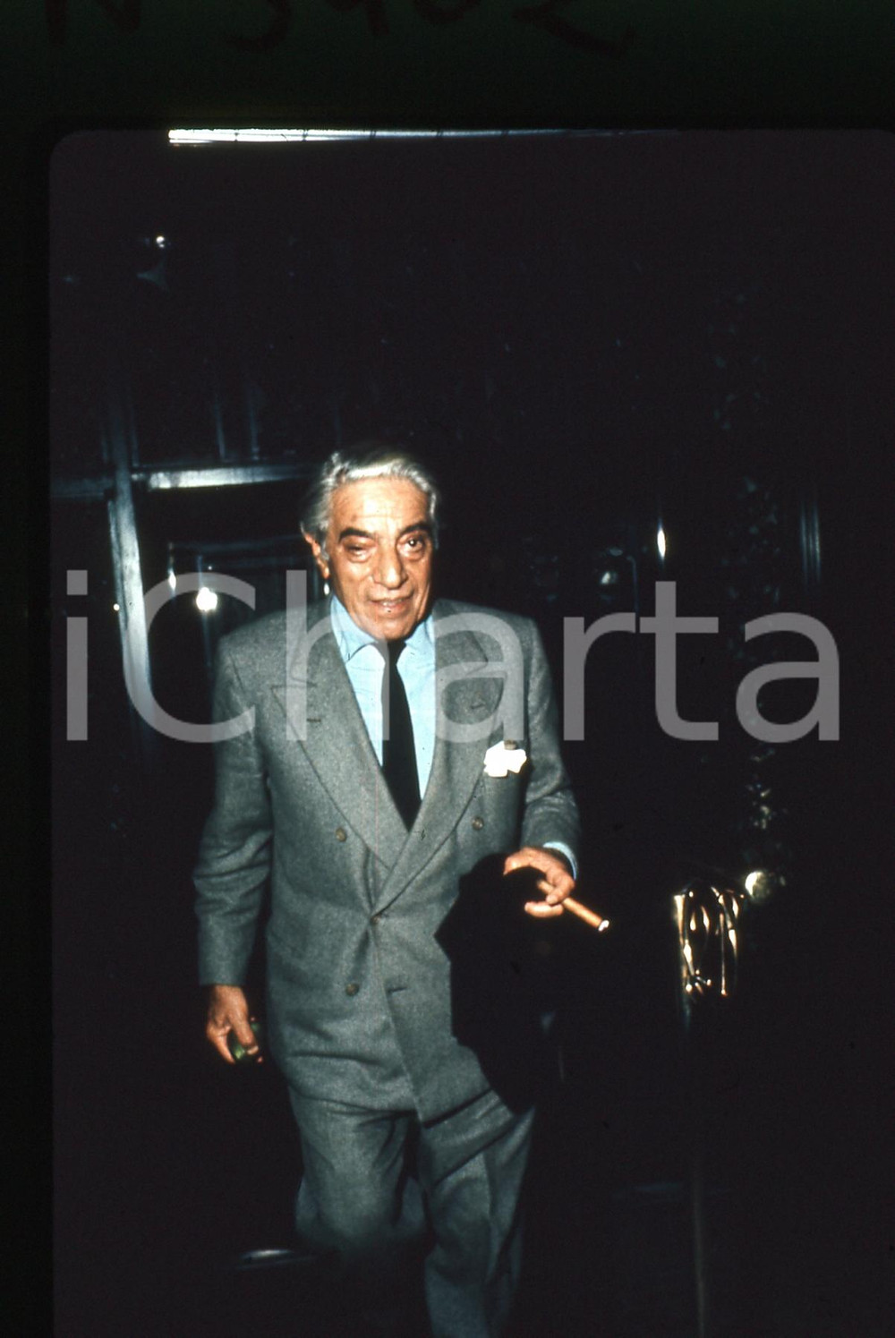 35mm vintage slide* 1970ca COSTUME Aristotele ONASSIS Ritratto con sigaro Diapositiva d'epoca, in formato 35 mm.   CONDIZIONI: GOODE' severamente vietata la riproduzione. Tutti i diritti sono riservati. ICharta mette in vendita, sul negozio eBay e in esclusiva sul sito "icharta" il proprio archivio composto da numerose diapositive e negativi fotografici d'epoca, tutti originali e autentici, che attraversano la storia del costume italiano tra gli la fine degli anni Sessanta e Novanta.Si tratta di uno sguardo inedito sull'attualit&agrave;, la politica, la vita quotidiana, il gossip e la cultura, che fotografa il cambiamento della nazione in quest'ultimo scorcio del XX secolo. Un'occasione unica per il mercato del collezionismo, che vede finalmente disponibile un archivio eccezionale per vastit&agrave;, tematiche e condizioni, in un settore (il negativo fotografico e la diapositiva) di assoluta novit&agrave; e dalle interessanti prospettive di investimento.  originale e autentica 1