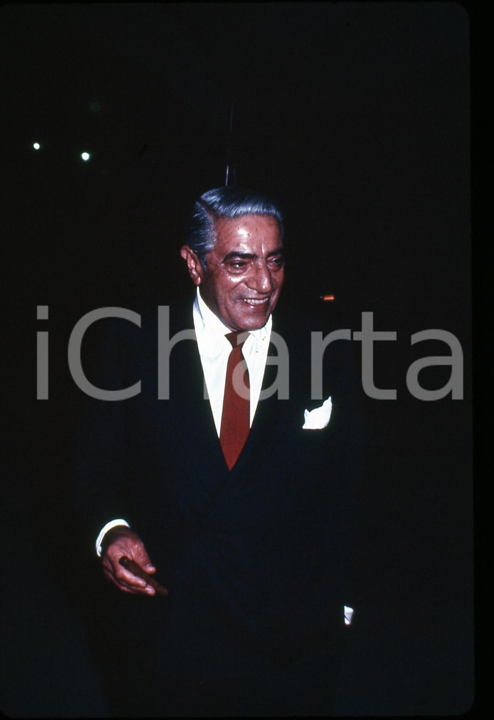 35mm vintage slide* 1970ca COSTUME Aristotele ONASSIS Ritratto con il sigaro (1) Diapositiva d'epoca, in formato 35 mm.   CONDIZIONI: GOODE' severamente vietata la riproduzione. Tutti i diritti sono riservati. ICharta mette in vendita, sul negozio eBay e in esclusiva sul sito "icharta" il proprio archivio composto da numerose diapositive e negativi fotografici d'epoca, tutti originali e autentici, che attraversano la storia del costume italiano tra gli la fine degli anni Sessanta e Novanta.Si tratta di uno sguardo inedito sull'attualit&agrave;, la politica, la vita quotidiana, il gossip e la cultura, che fotografa il cambiamento della nazione in quest'ultimo scorcio del XX secolo. Un'occasione unica per il mercato del collezionismo, che vede finalmente disponibile un archivio eccezionale per vastit&agrave;, tematiche e condizioni, in un settore (il negativo fotografico e la diapositiva) di assoluta novit&agrave; e dalle interessanti prospettive di investimento.  originale e autentica 1