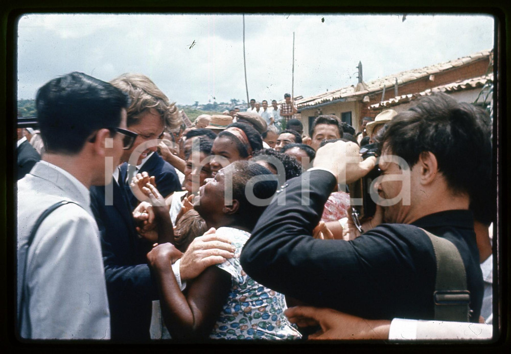 35mm vintage slide* 1968 USA Robert F. KENNEDY Ritratto in campagna elettorale 2 Fotografia realizzata tra la folla durante le elezioni primarie del Partito DemocraticoDiapositiva d'epoca, in formato 35 mm.   CONDIZIONI: GOODE' severamente vietata la riproduzione. Tutti i diritti sono riservati. ICharta mette in vendita, sul negozio eBay e in esclusiva sul sito "icharta" il proprio archivio composto da numerose diapositive e negativi fotografici d'epoca, tutti originali e autentici, che attraversano la storia del costume italiano tra gli la fine degli anni Sessanta e Novanta.Si tratta di uno sguardo inedito sull'attualit&agrave;, la politica, la vita quotidiana, il gossip e la cultura, che fotografa il cambiamento della nazione in quest'ultimo scorcio del XX secolo. Un'occasione unica per il mercato del collezionismo, che vede finalmente disponibile un archivio eccezionale per vastit&agrave;, tematiche e condizioni, in un settore (il negativo fotografico e la diapositiva) di assoluta novit&agrave; e dalle interessanti prospettive di investimento.  originale e autentica 1