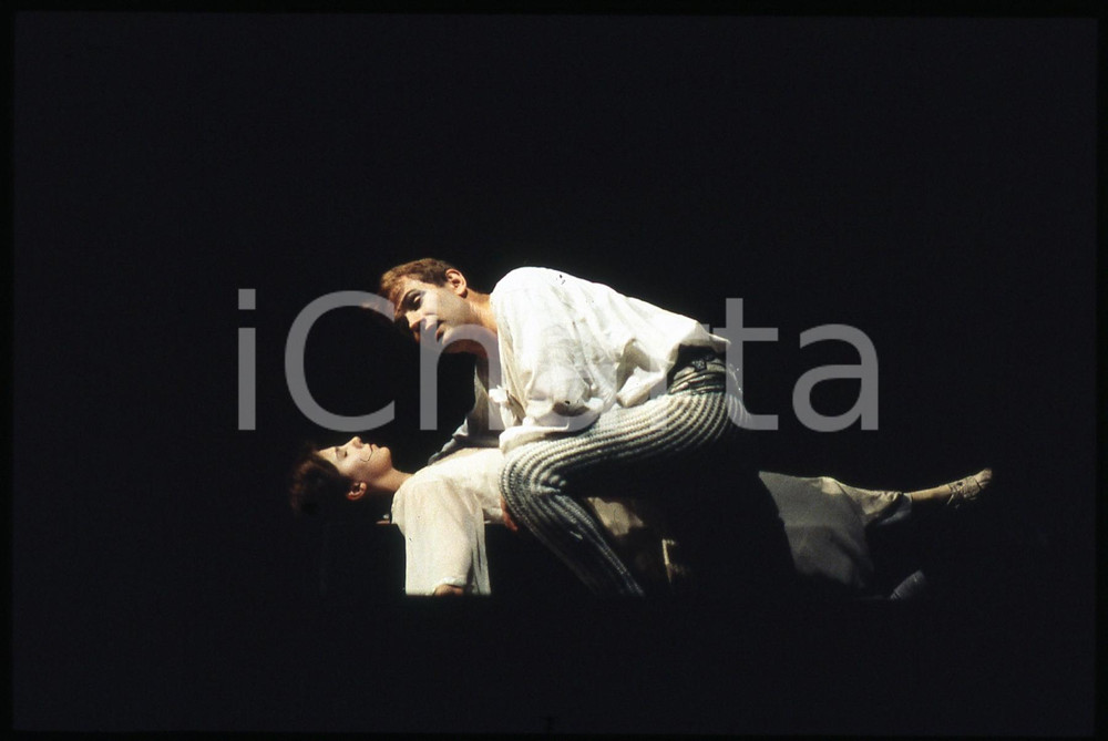 35mm vintage slide* 1985 MILANO ROMEO E GIULIETTA Massimo BELLI Susanna FASSETTA Fotografia realizzata al Salone Pier Lombardo oggi Teatro Franco Parenti.Diapositiva d'epoca, in formato 35 mm.   CONDIZIONI: GOODE' severamente vietata la riproduzione. Tutti i diritti sono riservati. ICharta mette in vendita, sul negozio eBay e in esclusiva sul sito "icharta" il proprio archivio composto da numerose diapositive e negativi fotografici d'epoca, tutti originali e autentici, che attraversano la storia del costume italiano tra gli la fine degli anni Sessanta e Novanta.Si tratta di uno sguardo inedito sull'attualit&agrave;, la politica, la vita quotidiana, il gossip e la cultura, che fotografa il cambiamento della nazione in quest'ultimo scorcio del XX secolo. Un'occasione unica per il mercato del collezionismo, che vede finalmente disponibile un archivio eccezionale per vastit&agrave;, tematiche e condizioni, in un settore (il negativo fotografico e la diapositiva) di assoluta novit&agrave; e dalle interessanti prospettive di investimento.  originale e autentica 1