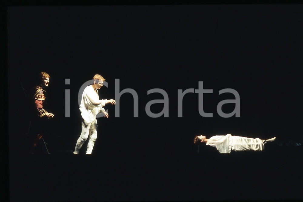 35mm vintageslide*1985 MILANO ROMEO E GIULIETTA Massimo BELLI Susanna FASSETTA 1 Fotografia realizzata al Salone Pier Lombardo oggi Teatro Franco Parenti.Diapositiva d'epoca, in formato 35 mm.   CONDIZIONI: GOODE' severamente vietata la riproduzione. Tutti i diritti sono riservati. ICharta mette in vendita, sul negozio eBay e in esclusiva sul sito "icharta" il proprio archivio composto da numerose diapositive e negativi fotografici d'epoca, tutti originali e autentici, che attraversano la storia del costume italiano tra gli la fine degli anni Sessanta e Novanta.Si tratta di uno sguardo inedito sull'attualit&agrave;, la politica, la vita quotidiana, il gossip e la cultura, che fotografa il cambiamento della nazione in quest'ultimo scorcio del XX secolo. Un'occasione unica per il mercato del collezionismo, che vede finalmente disponibile un archivio eccezionale per vastit&agrave;, tematiche e condizioni, in un settore (il negativo fotografico e la diapositiva) di assoluta novit&agrave; e dalle interessanti prospettive di investimento.  originale e autentica 1