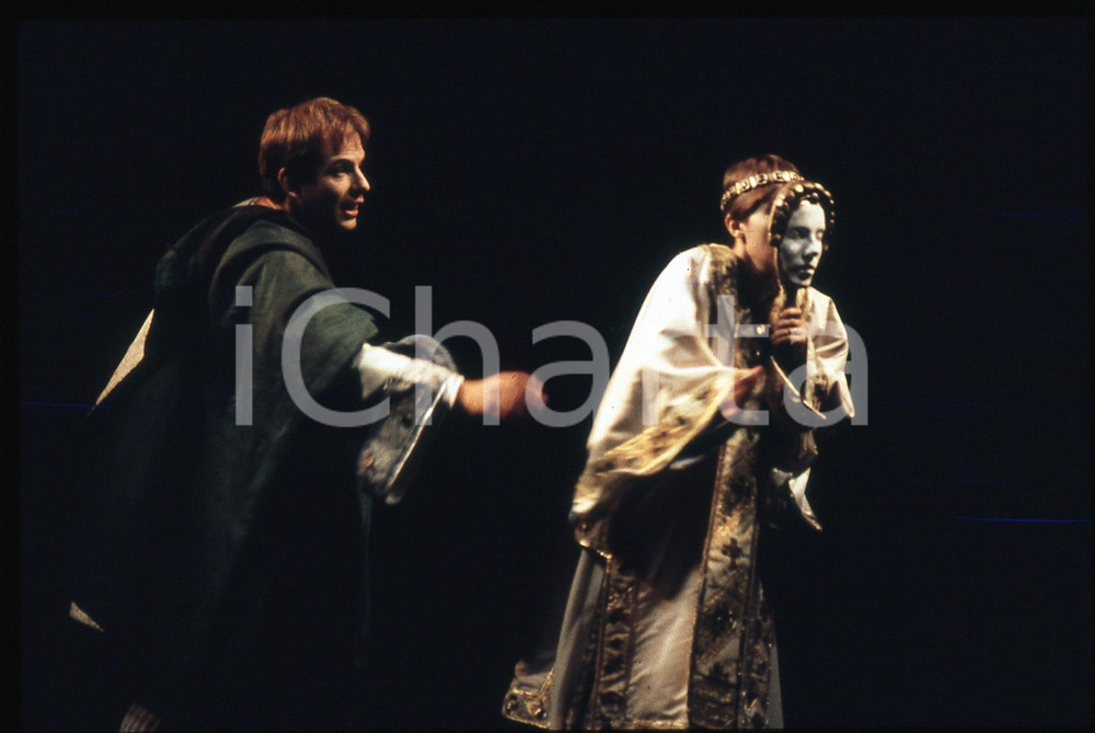 35mm vintageslide*1985 MILANO ROMEO E GIULIETTA Massimo BELLI Susanna FASSETTA 2 Fotografia realizzata al Salone Pier Lombardo oggi Teatro Franco Parenti.Diapositiva d'epoca, in formato 35 mm.   CONDIZIONI: GOODE' severamente vietata la riproduzione. Tutti i diritti sono riservati. ICharta mette in vendita, sul negozio eBay e in esclusiva sul sito "icharta" il proprio archivio composto da numerose diapositive e negativi fotografici d'epoca, tutti originali e autentici, che attraversano la storia del costume italiano tra gli la fine degli anni Sessanta e Novanta.Si tratta di uno sguardo inedito sull'attualit&agrave;, la politica, la vita quotidiana, il gossip e la cultura, che fotografa il cambiamento della nazione in quest'ultimo scorcio del XX secolo. Un'occasione unica per il mercato del collezionismo, che vede finalmente disponibile un archivio eccezionale per vastit&agrave;, tematiche e condizioni, in un settore (il negativo fotografico e la diapositiva) di assoluta novit&agrave; e dalle interessanti prospettive di investimento.  originale e autentica 1