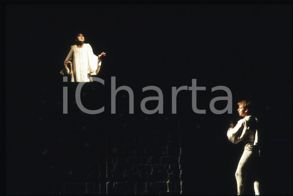 35mm vintageslide*1985 MILANO ROMEO E GIULIETTA Massimo BELLI Susanna FASSETTA 3 Fotografia realizzata al Salone Pier Lombardo oggi Teatro Franco Parenti.Diapositiva d'epoca, in formato 35 mm.   CONDIZIONI: GOODE' severamente vietata la riproduzione. Tutti i diritti sono riservati. ICharta mette in vendita, sul negozio eBay e in esclusiva sul sito "icharta" il proprio archivio composto da numerose diapositive e negativi fotografici d'epoca, tutti originali e autentici, che attraversano la storia del costume italiano tra gli la fine degli anni Sessanta e Novanta.Si tratta di uno sguardo inedito sull'attualit&agrave;, la politica, la vita quotidiana, il gossip e la cultura, che fotografa il cambiamento della nazione in quest'ultimo scorcio del XX secolo. Un'occasione unica per il mercato del collezionismo, che vede finalmente disponibile un archivio eccezionale per vastit&agrave;, tematiche e condizioni, in un settore (il negativo fotografico e la diapositiva) di assoluta novit&agrave; e dalle interessanti prospettive di investimento.  originale e autentica 1