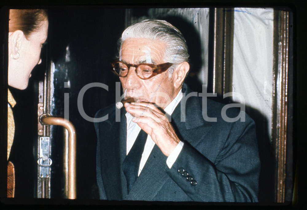35mm vintage slide* 1970ca COSTUME Aristotele ONASSIS Ritratto con il sigaro (2) Diapositiva d'epoca, in formato 35 mm.   CONDIZIONI: GOODE' severamente vietata la riproduzione. Tutti i diritti sono riservati. ICharta mette in vendita, sul negozio eBay e in esclusiva sul sito "icharta" il proprio archivio composto da numerose diapositive e negativi fotografici d'epoca, tutti originali e autentici, che attraversano la storia del costume italiano tra gli la fine degli anni Sessanta e Novanta.Si tratta di uno sguardo inedito sull'attualit&agrave;, la politica, la vita quotidiana, il gossip e la cultura, che fotografa il cambiamento della nazione in quest'ultimo scorcio del XX secolo. Un'occasione unica per il mercato del collezionismo, che vede finalmente disponibile un archivio eccezionale per vastit&agrave;, tematiche e condizioni, in un settore (il negativo fotografico e la diapositiva) di assoluta novit&agrave; e dalle interessanti prospettive di investimento.  originale e autentica 1