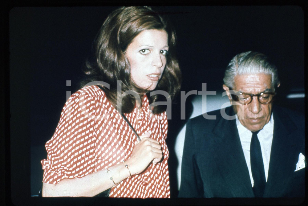 35mm vintage slide* 1974 PARIS Aristotele e Christina ONASSIS a un evento Diapositiva d'epoca, in formato 35 mm.   CONDIZIONI: GOODE' severamente vietata la riproduzione. Tutti i diritti sono riservati. ICharta mette in vendita, sul negozio eBay e in esclusiva sul sito "icharta" il proprio archivio composto da numerose diapositive e negativi fotografici d'epoca, tutti originali e autentici, che attraversano la storia del costume italiano tra gli la fine degli anni Sessanta e Novanta.Si tratta di uno sguardo inedito sull'attualit&agrave;, la politica, la vita quotidiana, il gossip e la cultura, che fotografa il cambiamento della nazione in quest'ultimo scorcio del XX secolo. Un'occasione unica per il mercato del collezionismo, che vede finalmente disponibile un archivio eccezionale per vastit&agrave;, tematiche e condizioni, in un settore (il negativo fotografico e la diapositiva) di assoluta novit&agrave; e dalle interessanti prospettive di investimento.  originale e autentica 1