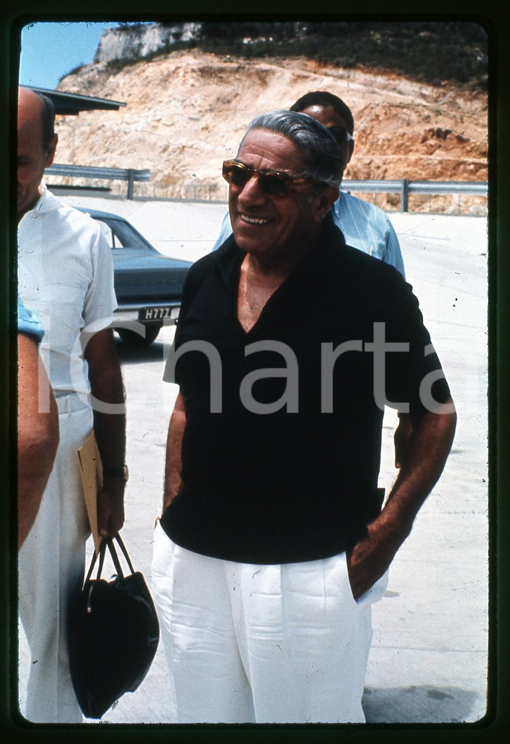 35mm vintage slide*1970ca COSTUME Aristotele ONASSIS Ritratto al porto Diapositiva d'epoca, in formato 35 mm.   CONDIZIONI: GOODE' severamente vietata la riproduzione. Tutti i diritti sono riservati. ICharta mette in vendita, sul negozio eBay e in esclusiva sul sito "icharta" il proprio archivio composto da numerose diapositive e negativi fotografici d'epoca, tutti originali e autentici, che attraversano la storia del costume italiano tra gli la fine degli anni Sessanta e Novanta.Si tratta di uno sguardo inedito sull'attualit&agrave;, la politica, la vita quotidiana, il gossip e la cultura, che fotografa il cambiamento della nazione in quest'ultimo scorcio del XX secolo. Un'occasione unica per il mercato del collezionismo, che vede finalmente disponibile un archivio eccezionale per vastit&agrave;, tematiche e condizioni, in un settore (il negativo fotografico e la diapositiva) di assoluta novit&agrave; e dalle interessanti prospettive di investimento.  originale e autentica 1