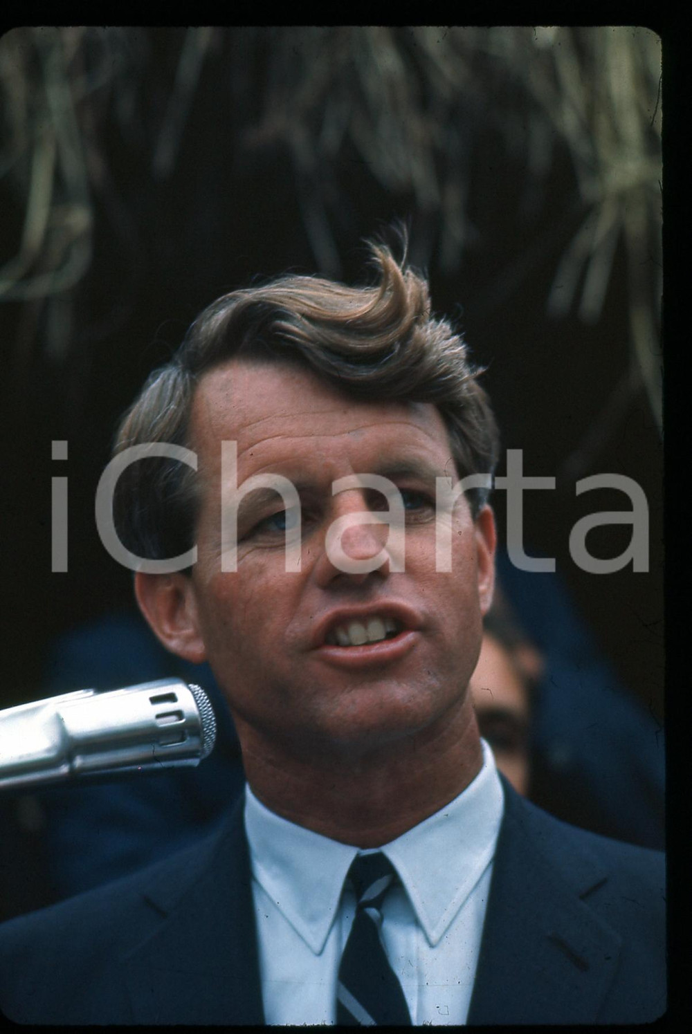 35mm vintage slide * 1968 USA Robert F. KENNEDY Ritratto in campagna elettorale Fotografia realizzata durante le elezioni primarie del Partito DemocraticoDiapositiva d'epoca, in formato 35 mm.   CONDIZIONI: GOODE' severamente vietata la riproduzione. Tutti i diritti sono riservati. ICharta mette in vendita, sul negozio eBay e in esclusiva sul sito "icharta" il proprio archivio composto da numerose diapositive e negativi fotografici d'epoca, tutti originali e autentici, che attraversano la storia del costume italiano tra gli la fine degli anni Sessanta e Novanta.Si tratta di uno sguardo inedito sull'attualit&agrave;, la politica, la vita quotidiana, il gossip e la cultura, che fotografa il cambiamento della nazione in quest'ultimo scorcio del XX secolo. Un'occasione unica per il mercato del collezionismo, che vede finalmente disponibile un archivio eccezionale per vastit&agrave;, tematiche e condizioni, in un settore (il negativo fotografico e la diapositiva) di assoluta novit&agrave; e dalle interessanti prospettive di investimento.  originale e autentica 1