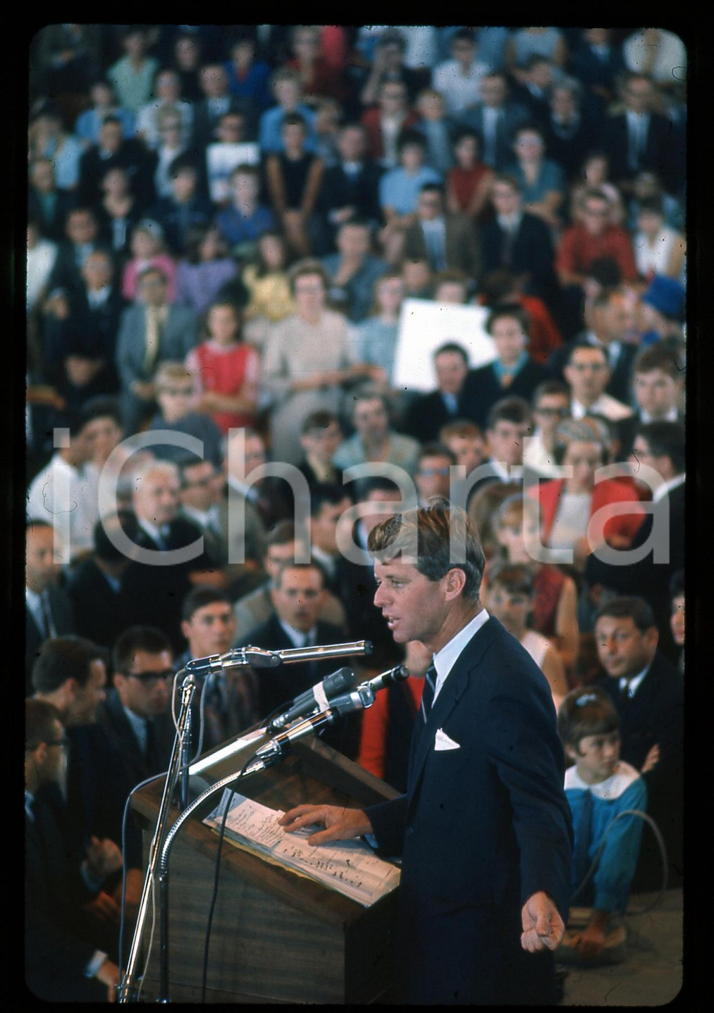 35mm vintage slide* 1968 USA Robert F. KENNEDY Ritratto in campagna elettorale 1 Fotografia realizzata durante le elezioni primarie del Partito DemocraticoDiapositiva d'epoca, in formato 35 mm.   CONDIZIONI: GOODE' severamente vietata la riproduzione. Tutti i diritti sono riservati. ICharta mette in vendita, sul negozio eBay e in esclusiva sul sito "icharta" il proprio archivio composto da numerose diapositive e negativi fotografici d'epoca, tutti originali e autentici, che attraversano la storia del costume italiano tra gli la fine degli anni Sessanta e Novanta.Si tratta di uno sguardo inedito sull'attualit&agrave;, la politica, la vita quotidiana, il gossip e la cultura, che fotografa il cambiamento della nazione in quest'ultimo scorcio del XX secolo. Un'occasione unica per il mercato del collezionismo, che vede finalmente disponibile un archivio eccezionale per vastit&agrave;, tematiche e condizioni, in un settore (il negativo fotografico e la diapositiva) di assoluta novit&agrave; e dalle interessanti prospettive di investimento.  originale e autentica 1