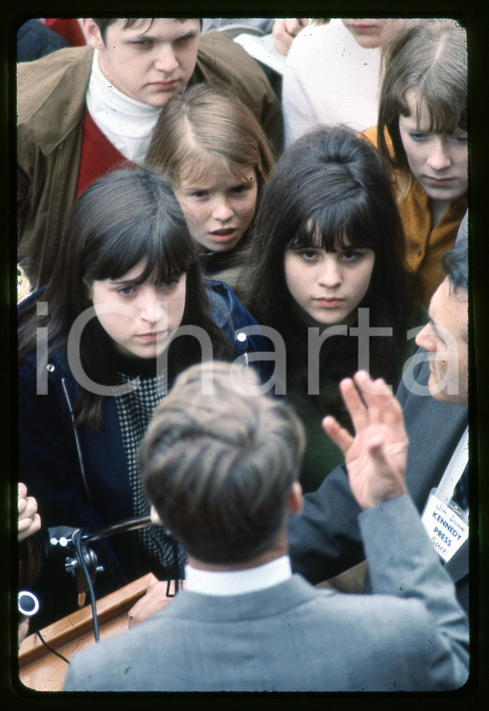 35mm vintage slide*1968 USA Robert F. KENNEDY Ritratto in campagna elettorale 15 Fotografia realizzata durante le elezioni primarie del Partito DemocraticoDiapositiva d'epoca, in formato 35 mm.   CONDIZIONI: GOODE' severamente vietata la riproduzione. Tutti i diritti sono riservati. ICharta mette in vendita, sul negozio eBay e in esclusiva sul sito "icharta" il proprio archivio composto da numerose diapositive e negativi fotografici d'epoca, tutti originali e autentici, che attraversano la storia del costume italiano tra gli la fine degli anni Sessanta e Novanta.Si tratta di uno sguardo inedito sull'attualit&agrave;, la politica, la vita quotidiana, il gossip e la cultura, che fotografa il cambiamento della nazione in quest'ultimo scorcio del XX secolo. Un'occasione unica per il mercato del collezionismo, che vede finalmente disponibile un archivio eccezionale per vastit&agrave;, tematiche e condizioni, in un settore (il negativo fotografico e la diapositiva) di assoluta novit&agrave; e dalle interessanti prospettive di investimento.  originale e autentica 1