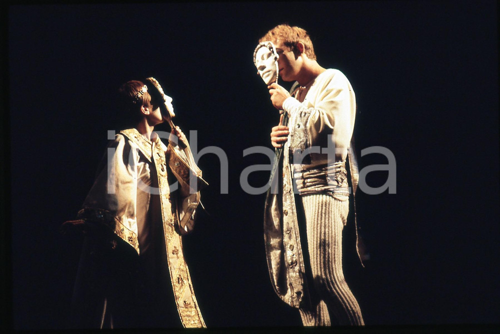 35mmvintageslide*1985 MILANO ROMEO E GIULIETTA Massimo BELLI Susanna FASSETTA 10 Fotografia realizzata al Salone Pier Lombardo oggi Teatro Franco Parenti.Diapositiva d'epoca, in formato 35 mm.   CONDIZIONI: GOODE' severamente vietata la riproduzione. Tutti i diritti sono riservati. ICharta mette in vendita, sul negozio eBay e in esclusiva sul sito "icharta" il proprio archivio composto da numerose diapositive e negativi fotografici d'epoca, tutti originali e autentici, che attraversano la storia del costume italiano tra gli la fine degli anni Sessanta e Novanta.Si tratta di uno sguardo inedito sull'attualit&agrave;, la politica, la vita quotidiana, il gossip e la cultura, che fotografa il cambiamento della nazione in quest'ultimo scorcio del XX secolo. Un'occasione unica per il mercato del collezionismo, che vede finalmente disponibile un archivio eccezionale per vastit&agrave;, tematiche e condizioni, in un settore (il negativo fotografico e la diapositiva) di assoluta novit&agrave; e dalle interessanti prospettive di investimento.  originale e autentica 1