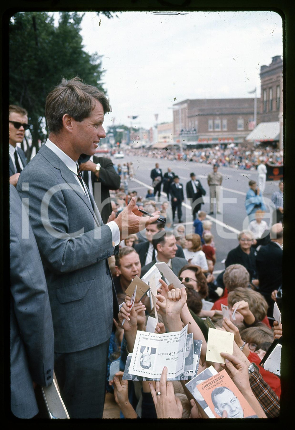 35mm vintage slide*1968 USA Robert F. KENNEDY Ritratto in campagna elettorale 16 Fotografia realizzata durante le elezioni primarie del Partito DemocraticoDiapositiva d'epoca, in formato 35 mm.   CONDIZIONI: GOODE' severamente vietata la riproduzione. Tutti i diritti sono riservati. ICharta mette in vendita, sul negozio eBay e in esclusiva sul sito "icharta" il proprio archivio composto da numerose diapositive e negativi fotografici d'epoca, tutti originali e autentici, che attraversano la storia del costume italiano tra gli la fine degli anni Sessanta e Novanta.Si tratta di uno sguardo inedito sull'attualit&agrave;, la politica, la vita quotidiana, il gossip e la cultura, che fotografa il cambiamento della nazione in quest'ultimo scorcio del XX secolo. Un'occasione unica per il mercato del collezionismo, che vede finalmente disponibile un archivio eccezionale per vastit&agrave;, tematiche e condizioni, in un settore (il negativo fotografico e la diapositiva) di assoluta novit&agrave; e dalle interessanti prospettive di investimento.  originale e autentica 1