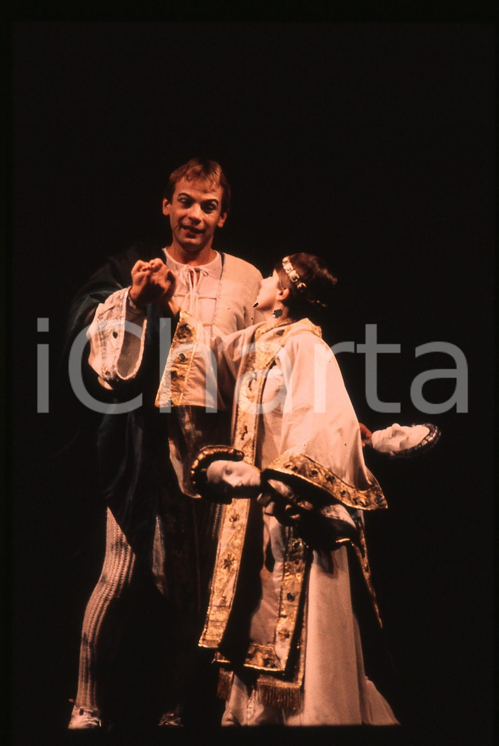35mmvintageslide*1985 MILANO ROMEO E GIULIETTA Massimo BELLI Susanna FASSETTA 12 Fotografia realizzata al Salone Pier Lombardo oggi Teatro Franco Parenti.Diapositiva d'epoca, in formato 35 mm.   CONDIZIONI: GOODE' severamente vietata la riproduzione. Tutti i diritti sono riservati. ICharta mette in vendita, sul negozio eBay e in esclusiva sul sito "icharta" il proprio archivio composto da numerose diapositive e negativi fotografici d'epoca, tutti originali e autentici, che attraversano la storia del costume italiano tra gli la fine degli anni Sessanta e Novanta.Si tratta di uno sguardo inedito sull'attualit&agrave;, la politica, la vita quotidiana, il gossip e la cultura, che fotografa il cambiamento della nazione in quest'ultimo scorcio del XX secolo. Un'occasione unica per il mercato del collezionismo, che vede finalmente disponibile un archivio eccezionale per vastit&agrave;, tematiche e condizioni, in un settore (il negativo fotografico e la diapositiva) di assoluta novit&agrave; e dalle interessanti prospettive di investimento.  originale e autentica 1