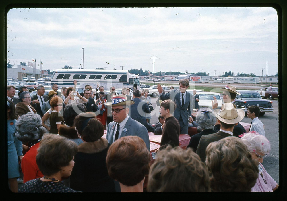 35mm vintage slide*1968 USA Robert F. KENNEDY Ritratto in campagna elettorale 17 Fotografia realizzata durante le elezioni primarie del Partito DemocraticoDiapositiva d'epoca, in formato 35 mm.   CONDIZIONI: GOODE' severamente vietata la riproduzione. Tutti i diritti sono riservati. ICharta mette in vendita, sul negozio eBay e in esclusiva sul sito "icharta" il proprio archivio composto da numerose diapositive e negativi fotografici d'epoca, tutti originali e autentici, che attraversano la storia del costume italiano tra gli la fine degli anni Sessanta e Novanta.Si tratta di uno sguardo inedito sull'attualit&agrave;, la politica, la vita quotidiana, il gossip e la cultura, che fotografa il cambiamento della nazione in quest'ultimo scorcio del XX secolo. Un'occasione unica per il mercato del collezionismo, che vede finalmente disponibile un archivio eccezionale per vastit&agrave;, tematiche e condizioni, in un settore (il negativo fotografico e la diapositiva) di assoluta novit&agrave; e dalle interessanti prospettive di investimento.  originale e autentica 1