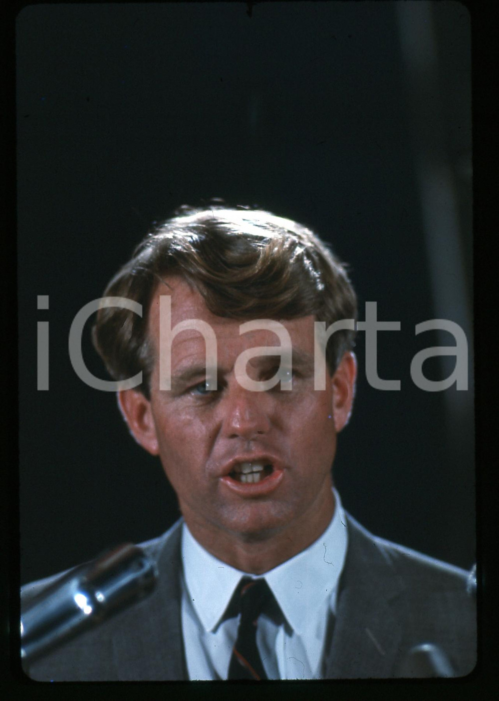 35mm vintage slide*1968 USA Robert F. KENNEDY Ritratto in campagna elettorale 20 Fotografia realizzata durante le elezioni primarie del Partito DemocraticoDiapositiva d'epoca, in formato 35 mm.   CONDIZIONI: GOODE' severamente vietata la riproduzione. Tutti i diritti sono riservati. ICharta mette in vendita, sul negozio eBay e in esclusiva sul sito "icharta" il proprio archivio composto da numerose diapositive e negativi fotografici d'epoca, tutti originali e autentici, che attraversano la storia del costume italiano tra gli la fine degli anni Sessanta e Novanta.Si tratta di uno sguardo inedito sull'attualit&agrave;, la politica, la vita quotidiana, il gossip e la cultura, che fotografa il cambiamento della nazione in quest'ultimo scorcio del XX secolo. Un'occasione unica per il mercato del collezionismo, che vede finalmente disponibile un archivio eccezionale per vastit&agrave;, tematiche e condizioni, in un settore (il negativo fotografico e la diapositiva) di assoluta novit&agrave; e dalle interessanti prospettive di investimento.  originale e autentica 1