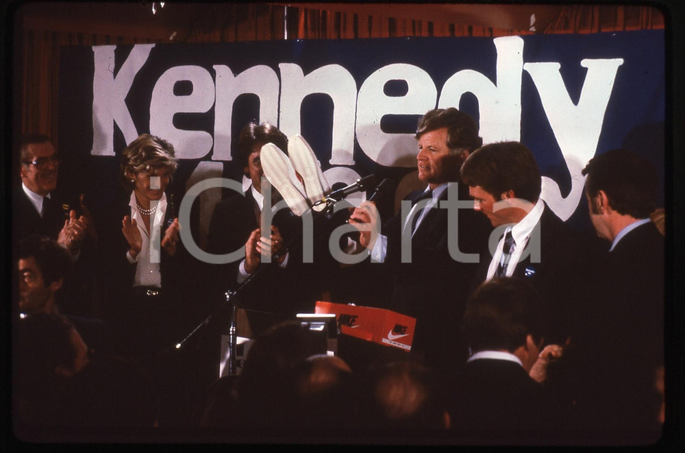 35mm vintage slide * 1980 USA Ted KENNEDY Ritratto in campagna elettorale Fotografia realizzata durante le elezioni per il Senato.Diapositiva d'epoca, in formato 35 mm.   CONDIZIONI: GOODE' severamente vietata la riproduzione. Tutti i diritti sono riservati. ICharta mette in vendita, sul negozio eBay e in esclusiva sul sito "icharta" il proprio archivio composto da numerose diapositive e negativi fotografici d'epoca, tutti originali e autentici, che attraversano la storia del costume italiano tra gli la fine degli anni Sessanta e Novanta.Si tratta di uno sguardo inedito sull'attualit&agrave;, la politica, la vita quotidiana, il gossip e la cultura, che fotografa il cambiamento della nazione in quest'ultimo scorcio del XX secolo. Un'occasione unica per il mercato del collezionismo, che vede finalmente disponibile un archivio eccezionale per vastit&agrave;, tematiche e condizioni, in un settore (il negativo fotografico e la diapositiva) di assoluta novit&agrave; e dalle interessanti prospettive di investimento.  originale e autentica 1