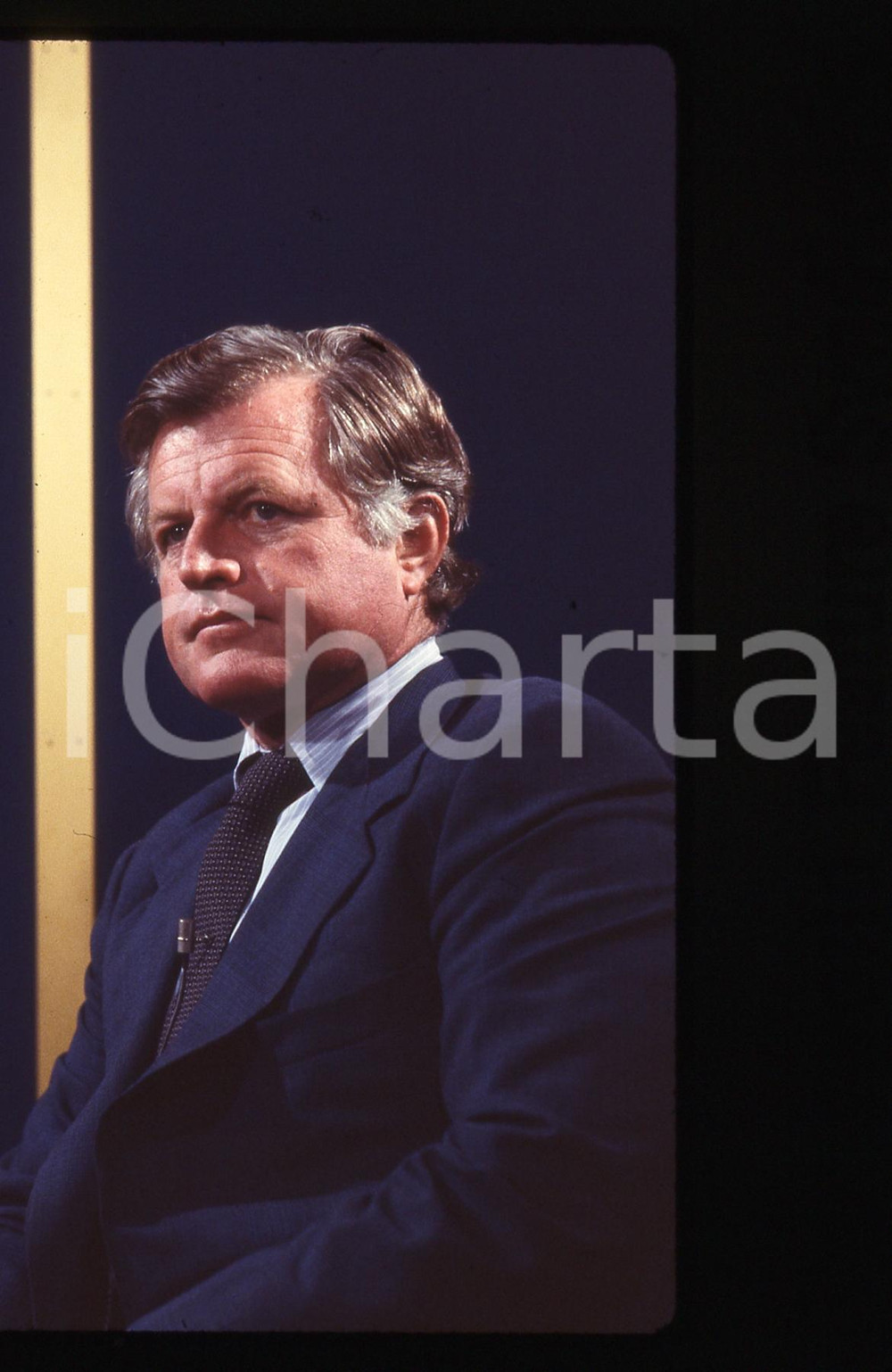 35mm vintage slide * 1980 USA Ted KENNEDY Ritratto in campagna elettorale (1) Fotografia realizzata durante le elezioni per il Senato.Diapositiva d'epoca, in formato 35 mm.   CONDIZIONI: GOODE' severamente vietata la riproduzione. Tutti i diritti sono riservati. ICharta mette in vendita, sul negozio eBay e in esclusiva sul sito "icharta" il proprio archivio composto da numerose diapositive e negativi fotografici d'epoca, tutti originali e autentici, che attraversano la storia del costume italiano tra gli la fine degli anni Sessanta e Novanta.Si tratta di uno sguardo inedito sull'attualit&agrave;, la politica, la vita quotidiana, il gossip e la cultura, che fotografa il cambiamento della nazione in quest'ultimo scorcio del XX secolo. Un'occasione unica per il mercato del collezionismo, che vede finalmente disponibile un archivio eccezionale per vastit&agrave;, tematiche e condizioni, in un settore (il negativo fotografico e la diapositiva) di assoluta novit&agrave; e dalle interessanti prospettive di investimento.  originale e autentica 1