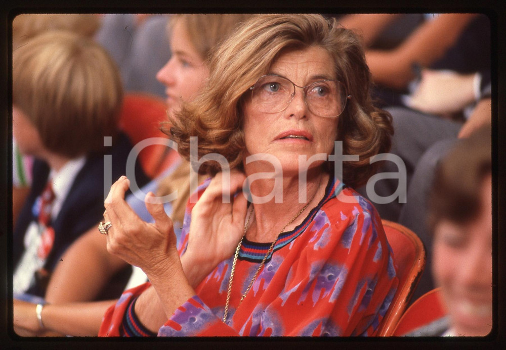 35mm vintage slide * 1980 USA Eunice SHIVER KENNEDY Ritratto Fotografia realizzata durante la campagna elettorale per il Senato del fratello Ted.Diapositiva d'epoca, in formato 35 mm.   CONDIZIONI: GOODE' severamente vietata la riproduzione. Tutti i diritti sono riservati. ICharta mette in vendita, sul negozio eBay e in esclusiva sul sito "icharta" il proprio archivio composto da numerose diapositive e negativi fotografici d'epoca, tutti originali e autentici, che attraversano la storia del costume italiano tra gli la fine degli anni Sessanta e Novanta.Si tratta di uno sguardo inedito sull'attualit&agrave;, la politica, la vita quotidiana, il gossip e la cultura, che fotografa il cambiamento della nazione in quest'ultimo scorcio del XX secolo. Un'occasione unica per il mercato del collezionismo, che vede finalmente disponibile un archivio eccezionale per vastit&agrave;, tematiche e condizioni, in un settore (il negativo fotografico e la diapositiva) di assoluta novit&agrave; e dalle interessanti prospettive di investimento.  originale e autentica 1