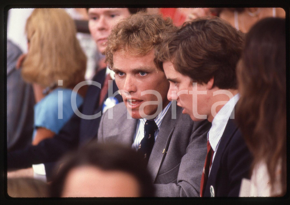 35mm vintage slide * 1980 USA Bobby KENNEDY JR Ritratto Fotografia realizzata durante le elezioni per il Senato di Ted KENNEDY.Diapositiva d'epoca, in formato 35 mm.   CONDIZIONI: GOODE' severamente vietata la riproduzione. Tutti i diritti sono riservati. ICharta mette in vendita, sul negozio eBay e in esclusiva sul sito "icharta" il proprio archivio composto da numerose diapositive e negativi fotografici d'epoca, tutti originali e autentici, che attraversano la storia del costume italiano tra gli la fine degli anni Sessanta e Novanta.Si tratta di uno sguardo inedito sull'attualit&agrave;, la politica, la vita quotidiana, il gossip e la cultura, che fotografa il cambiamento della nazione in quest'ultimo scorcio del XX secolo. Un'occasione unica per il mercato del collezionismo, che vede finalmente disponibile un archivio eccezionale per vastit&agrave;, tematiche e condizioni, in un settore (il negativo fotografico e la diapositiva) di assoluta novit&agrave; e dalle interessanti prospettive di investimento.  originale e autentica 1
