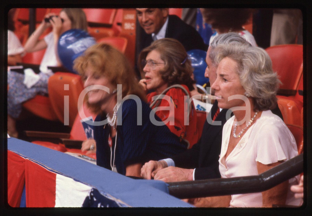 35mm vintage slide * 1980 USA Ethel KENNEDY Eunice KENNEDY Robert SHIVER Fotografia realizzata durante convention elezioni per il Senato di Ted KENNEDY.Diapositiva d'epoca, in formato 35 mm.   CONDIZIONI: GOODE' severamente vietata la riproduzione. Tutti i diritti sono riservati. ICharta mette in vendita, sul negozio eBay e in esclusiva sul sito "icharta" il proprio archivio composto da numerose diapositive e negativi fotografici d'epoca, tutti originali e autentici, che attraversano la storia del costume italiano tra gli la fine degli anni Sessanta e Novanta.Si tratta di uno sguardo inedito sull'attualit&agrave;, la politica, la vita quotidiana, il gossip e la cultura, che fotografa il cambiamento della nazione in quest'ultimo scorcio del XX secolo. Un'occasione unica per il mercato del collezionismo, che vede finalmente disponibile un archivio eccezionale per vastit&agrave;, tematiche e condizioni, in un settore (il negativo fotografico e la diapositiva) di assoluta novit&agrave; e dalle interessanti prospettive di investimento.  originale e autentica 1