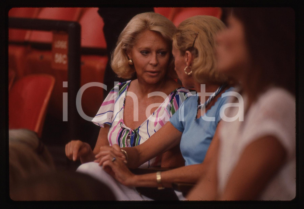 35mm vintage slide * 1980 USA Joan KENNEDY Ritratta tra le supporter Fotografia realizzata durante convention elezioni per il Senato di Ted KENNEDY.Diapositiva d'epoca, in formato 35 mm.   CONDIZIONI: GOODE' severamente vietata la riproduzione. Tutti i diritti sono riservati. ICharta mette in vendita, sul negozio eBay e in esclusiva sul sito "icharta" il proprio archivio composto da numerose diapositive e negativi fotografici d'epoca, tutti originali e autentici, che attraversano la storia del costume italiano tra gli la fine degli anni Sessanta e Novanta.Si tratta di uno sguardo inedito sull'attualit&agrave;, la politica, la vita quotidiana, il gossip e la cultura, che fotografa il cambiamento della nazione in quest'ultimo scorcio del XX secolo. Un'occasione unica per il mercato del collezionismo, che vede finalmente disponibile un archivio eccezionale per vastit&agrave;, tematiche e condizioni, in un settore (il negativo fotografico e la diapositiva) di assoluta novit&agrave; e dalle interessanti prospettive di investimento.  originale e autentica 1