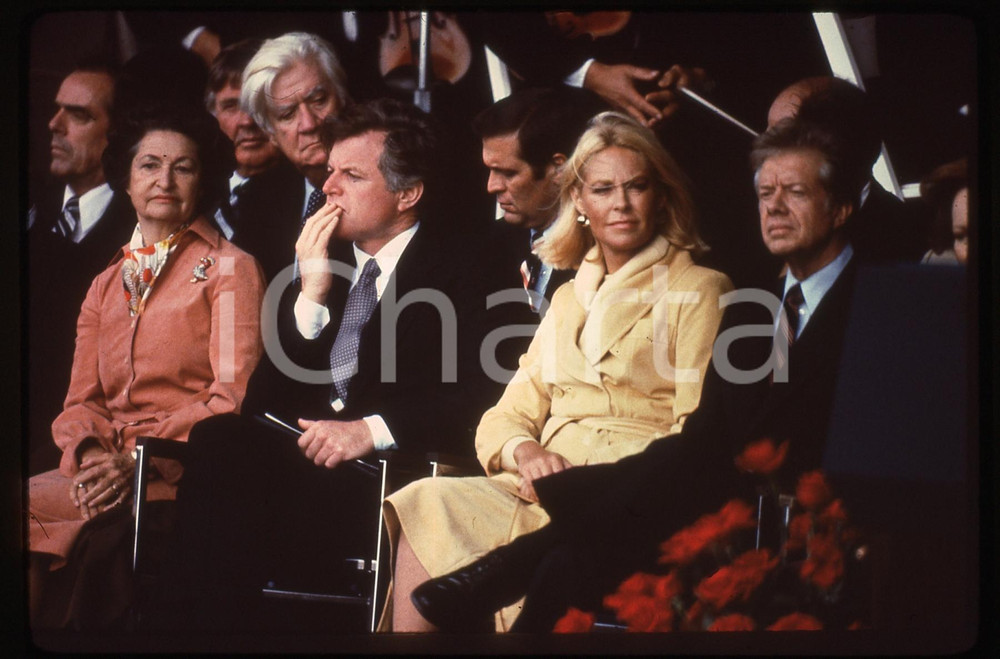 35mm vintage slide * 1980 USA Ted e Joan KENNEDY Jimmy CARTER in convention Fotografia realizzata durante le elezioni per il Senato.Diapositiva d'epoca, in formato 35 mm.   CONDIZIONI: GOODE' severamente vietata la riproduzione. Tutti i diritti sono riservati. ICharta mette in vendita, sul negozio eBay e in esclusiva sul sito "icharta" il proprio archivio composto da numerose diapositive e negativi fotografici d'epoca, tutti originali e autentici, che attraversano la storia del costume italiano tra gli la fine degli anni Sessanta e Novanta.Si tratta di uno sguardo inedito sull'attualit&agrave;, la politica, la vita quotidiana, il gossip e la cultura, che fotografa il cambiamento della nazione in quest'ultimo scorcio del XX secolo. Un'occasione unica per il mercato del collezionismo, che vede finalmente disponibile un archivio eccezionale per vastit&agrave;, tematiche e condizioni, in un settore (il negativo fotografico e la diapositiva) di assoluta novit&agrave; e dalle interessanti prospettive di investimento.  originale e autentica 1