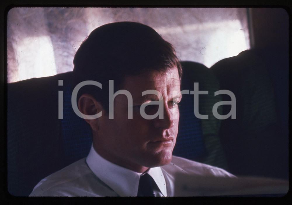 35mm vintage slide * 1975ca USA Ted KENNEDY Ritratto in aereo Diapositiva d'epoca, in formato 35 mm. CONDIZIONI: GOODE' severamente vietata la riproduzione. Tutti i diritti sono riservati. ICharta mette in vendita, sul negozio eBay e in esclusiva sul sito "icharta" il proprio archivio composto da numerose diapositive e negativi fotografici d'epoca, tutti originali e autentici, che attraversano la storia del costume italiano tra gli la fine degli anni Sessanta e Novanta.Si tratta di uno sguardo inedito sull'attualit&agrave;, la politica, la vita quotidiana, il gossip e la cultura, che fotografa il cambiamento della nazione in quest'ultimo scorcio del XX secolo. Un'occasione unica per il mercato del collezionismo, che vede finalmente disponibile un archivio eccezionale per vastit&agrave;, tematiche e condizioni, in un settore (il negativo fotografico e la diapositiva) di assoluta novit&agrave; e dalle interessanti prospettive di investimento.  originale e autentica 1