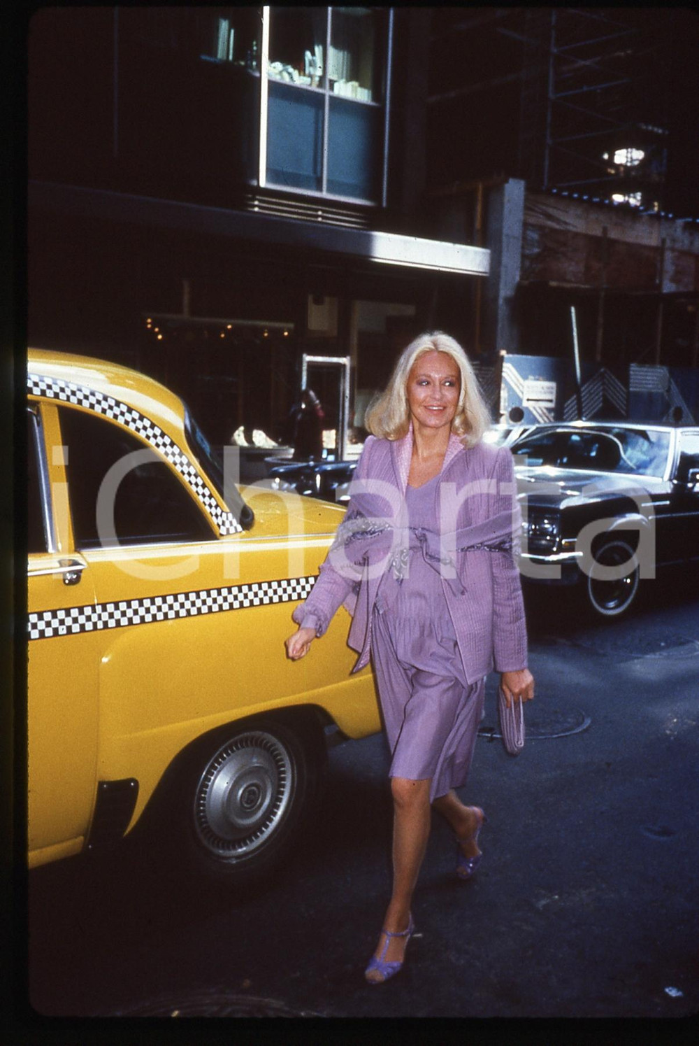 35mm vintage slide * 1980 NEW YORK Joan KENNEDY Street photo Diapositiva d'epoca, in formato 35 mm.   CONDIZIONI: GOODE' severamente vietata la riproduzione. Tutti i diritti sono riservati. ICharta mette in vendita, sul negozio eBay e in esclusiva sul sito "icharta" il proprio archivio composto da numerose diapositive e negativi fotografici d'epoca, tutti originali e autentici, che attraversano la storia del costume italiano tra gli la fine degli anni Sessanta e Novanta.Si tratta di uno sguardo inedito sull'attualit&agrave;, la politica, la vita quotidiana, il gossip e la cultura, che fotografa il cambiamento della nazione in quest'ultimo scorcio del XX secolo. Un'occasione unica per il mercato del collezionismo, che vede finalmente disponibile un archivio eccezionale per vastit&agrave;, tematiche e condizioni, in un settore (il negativo fotografico e la diapositiva) di assoluta novit&agrave; e dalle interessanti prospettive di investimento.  originale e autentica 1