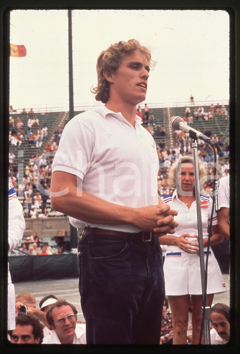 35mm vintage slide * 1977 FOREST HILL Joseph P. KENNEDY II con Ethel Diapositiva d'epoca, in formato 35 mm.   CONDIZIONI: GOODE' severamente vietata la riproduzione. Tutti i diritti sono riservati. ICharta mette in vendita, sul negozio eBay e in esclusiva sul sito "icharta" il proprio archivio composto da numerose diapositive e negativi fotografici d'epoca, tutti originali e autentici, che attraversano la storia del costume italiano tra gli la fine degli anni Sessanta e Novanta.Si tratta di uno sguardo inedito sull'attualit&agrave;, la politica, la vita quotidiana, il gossip e la cultura, che fotografa il cambiamento della nazione in quest'ultimo scorcio del XX secolo. Un'occasione unica per il mercato del collezionismo, che vede finalmente disponibile un archivio eccezionale per vastit&agrave;, tematiche e condizioni, in un settore (il negativo fotografico e la diapositiva) di assoluta novit&agrave; e dalle interessanti prospettive di investimento.  originale e autentica 1