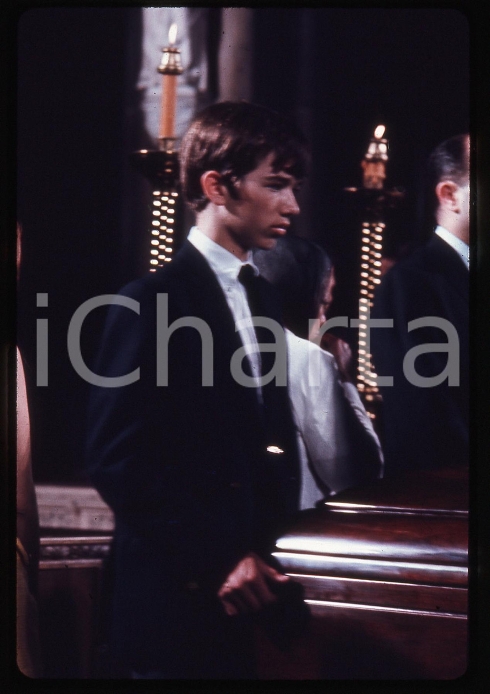 35mm vintage slide* 1968 NEW YORK Robert KENNEDY Jr accanto alla bara del padre Fotografia realizzata nella Cattedrale di St. Patrick.Diapositiva d'epoca, in formato 35 mm.   CONDIZIONI: GOODE' severamente vietata la riproduzione. Tutti i diritti sono riservati. ICharta mette in vendita, sul negozio eBay e in esclusiva sul sito "icharta" il proprio archivio composto da numerose diapositive e negativi fotografici d'epoca, tutti originali e autentici, che attraversano la storia del costume italiano tra gli la fine degli anni Sessanta e Novanta.Si tratta di uno sguardo inedito sull'attualit&agrave;, la politica, la vita quotidiana, il gossip e la cultura, che fotografa il cambiamento della nazione in quest'ultimo scorcio del XX secolo. Un'occasione unica per il mercato del collezionismo, che vede finalmente disponibile un archivio eccezionale per vastit&agrave;, tematiche e condizioni, in un settore (il negativo fotografico e la diapositiva) di assoluta novit&agrave; e dalle interessanti prospettive di investimento.  originale e autentica 1