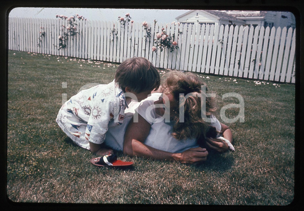 35mm vintage slide* 1968 CAPE COD Ethel KENNEDY gioca con uno dei suoi figli Diapositiva d'epoca, in formato 35 mm.   CONDIZIONI: GOODE' severamente vietata la riproduzione. Tutti i diritti sono riservati. ICharta mette in vendita, sul negozio eBay e in esclusiva sul sito "icharta" il proprio archivio composto da numerose diapositive e negativi fotografici d'epoca, tutti originali e autentici, che attraversano la storia del costume italiano tra gli la fine degli anni Sessanta e Novanta.Si tratta di uno sguardo inedito sull'attualit&agrave;, la politica, la vita quotidiana, il gossip e la cultura, che fotografa il cambiamento della nazione in quest'ultimo scorcio del XX secolo. Un'occasione unica per il mercato del collezionismo, che vede finalmente disponibile un archivio eccezionale per vastit&agrave;, tematiche e condizioni, in un settore (il negativo fotografico e la diapositiva) di assoluta novit&agrave; e dalle interessanti prospettive di investimento.  originale e autentica 1