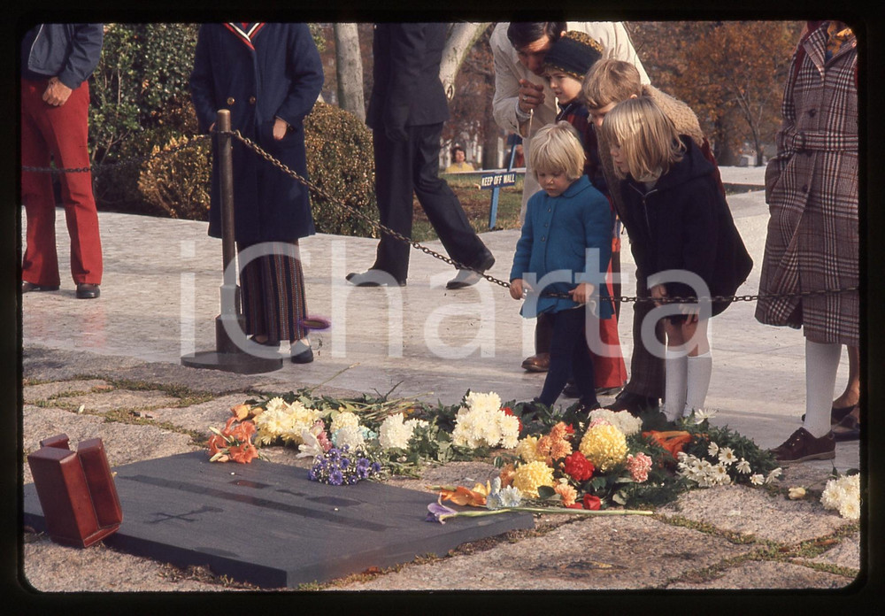 35mm vintage slide* 1970ca WASHINGTON DC Cimitero di Arlington la tomba di JFK 1 Diapositiva d'epoca, in formato 35 mm.   CONDIZIONI: GOODE' severamente vietata la riproduzione. Tutti i diritti sono riservati. ICharta mette in vendita, sul negozio eBay e in esclusiva sul sito "icharta" il proprio archivio composto da numerose diapositive e negativi fotografici d'epoca, tutti originali e autentici, che attraversano la storia del costume italiano tra gli la fine degli anni Sessanta e Novanta.Si tratta di uno sguardo inedito sull'attualit&agrave;, la politica, la vita quotidiana, il gossip e la cultura, che fotografa il cambiamento della nazione in quest'ultimo scorcio del XX secolo. Un'occasione unica per il mercato del collezionismo, che vede finalmente disponibile un archivio eccezionale per vastit&agrave;, tematiche e condizioni, in un settore (il negativo fotografico e la diapositiva) di assoluta novit&agrave; e dalle interessanti prospettive di investimento.  originale e autentica 1