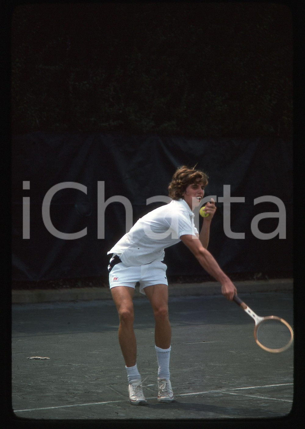35mm vintage slide* 1975ca USA Michael KENNEDY gioca a tennis - Ritratto Diapositiva d'epoca, in formato 35 mm.   CONDIZIONI: GOODE' severamente vietata la riproduzione. Tutti i diritti sono riservati. ICharta mette in vendita, sul negozio eBay e in esclusiva sul sito "icharta" il proprio archivio composto da numerose diapositive e negativi fotografici d'epoca, tutti originali e autentici, che attraversano la storia del costume italiano tra gli la fine degli anni Sessanta e Novanta.Si tratta di uno sguardo inedito sull'attualit&agrave;, la politica, la vita quotidiana, il gossip e la cultura, che fotografa il cambiamento della nazione in quest'ultimo scorcio del XX secolo. Un'occasione unica per il mercato del collezionismo, che vede finalmente disponibile un archivio eccezionale per vastit&agrave;, tematiche e condizioni, in un settore (il negativo fotografico e la diapositiva) di assoluta novit&agrave; e dalle interessanti prospettive di investimento.  originale e autentica 1