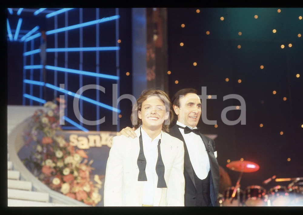 35mm vintage slide*1985 FESTIVAL SANREMO Luis MIGUEL Pippo BAUDO Serata finale Diapositiva d'epoca, in formato 35 mm.   CONDIZIONI: GOODE' severamente vietata la riproduzione. Tutti i diritti sono riservati. ICharta mette in vendita, sul negozio eBay e in esclusiva sul sito "icharta" il proprio archivio composto da numerose diapositive e negativi fotografici d'epoca, tutti originali e autentici, che attraversano la storia del costume italiano tra gli la fine degli anni Sessanta e Novanta.Si tratta di uno sguardo inedito sull'attualit&agrave;, la politica, la vita quotidiana, il gossip e la cultura, che fotografa il cambiamento della nazione in quest'ultimo scorcio del XX secolo. Un'occasione unica per il mercato del collezionismo, che vede finalmente disponibile un archivio eccezionale per vastit&agrave;, tematiche e condizioni, in un settore (il negativo fotografico e la diapositiva) di assoluta novit&agrave; e dalle interessanti prospettive di investimento.  originale e autentica 1