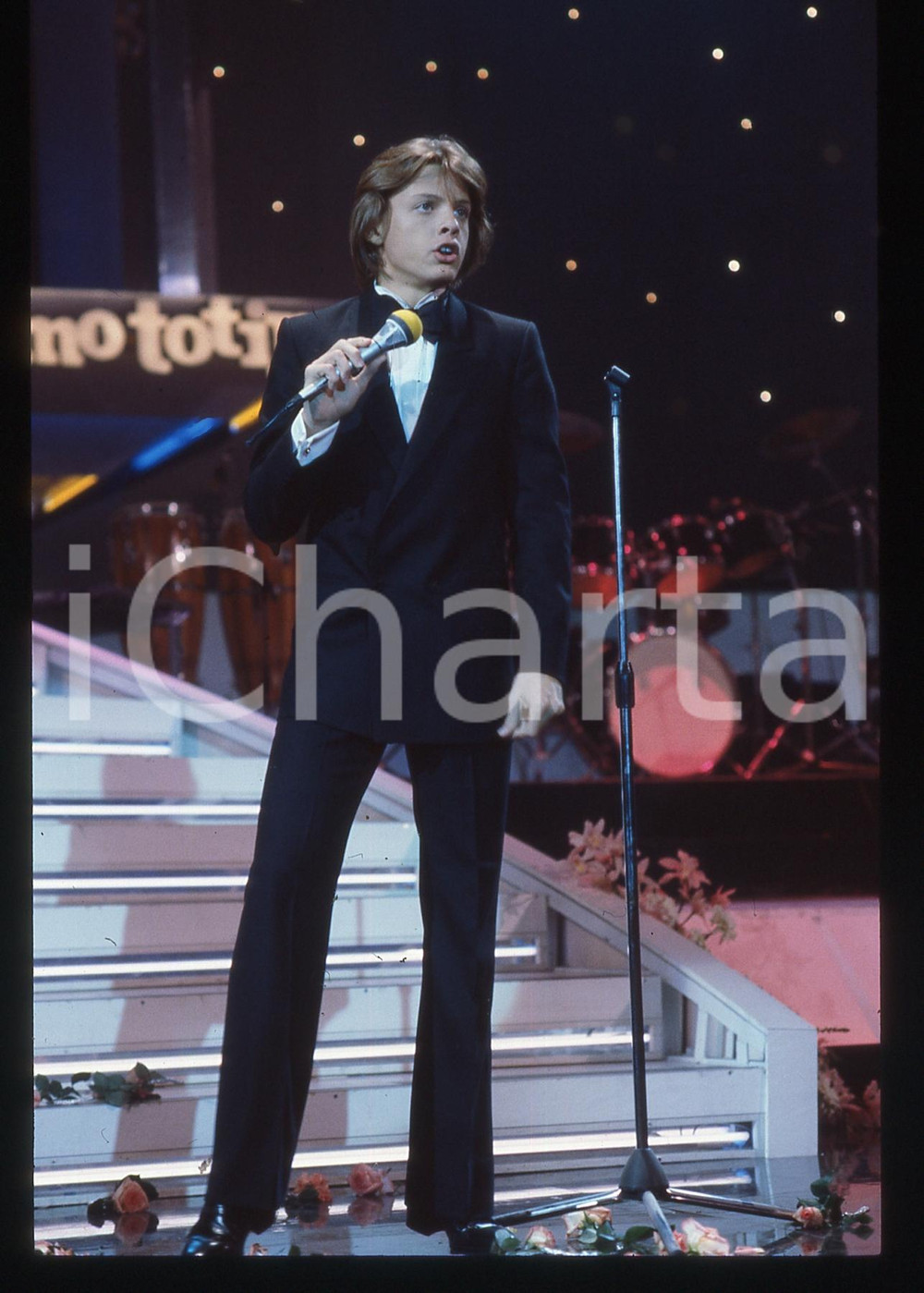 35mm vintage slide* 1985 SANREMO Luis MIGUEL canta Noi ragazzi di oggi (10) Diapositiva d'epoca, in formato 35 mm.   CONDIZIONI: GOODE' severamente vietata la riproduzione. Tutti i diritti sono riservati. ICharta mette in vendita, sul negozio eBay e in esclusiva sul sito "icharta" il proprio archivio composto da numerose diapositive e negativi fotografici d'epoca, tutti originali e autentici, che attraversano la storia del costume italiano tra gli la fine degli anni Sessanta e Novanta.Si tratta di uno sguardo inedito sull'attualit&agrave;, la politica, la vita quotidiana, il gossip e la cultura, che fotografa il cambiamento della nazione in quest'ultimo scorcio del XX secolo. Un'occasione unica per il mercato del collezionismo, che vede finalmente disponibile un archivio eccezionale per vastit&agrave;, tematiche e condizioni, in un settore (il negativo fotografico e la diapositiva) di assoluta novit&agrave; e dalle interessanti prospettive di investimento.  originale e autentica 1