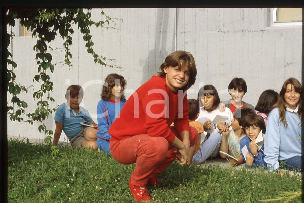 35mm vintage slide* 1984 SAINT VINCENT Luis MIGUEL Ritratto del cantante (1) Nella fotografia prima della trasmissione.Diapositiva d'epoca, in formato 35 mm.   CONDIZIONI: GOODE' severamente vietata la riproduzione. Tutti i diritti sono riservati. ICharta mette in vendita, sul negozio eBay e in esclusiva sul sito "icharta" il proprio archivio composto da numerose diapositive e negativi fotografici d'epoca, tutti originali e autentici, che attraversano la storia del costume italiano tra gli la fine degli anni Sessanta e Novanta.Si tratta di uno sguardo inedito sull'attualit&agrave;, la politica, la vita quotidiana, il gossip e la cultura, che fotografa il cambiamento della nazione in quest'ultimo scorcio del XX secolo. Un'occasione unica per il mercato del collezionismo, che vede finalmente disponibile un archivio eccezionale per vastit&agrave;, tematiche e condizioni, in un settore (il negativo fotografico e la diapositiva) di assoluta novit&agrave; e dalle interessanti prospettive di investimento.  originale e autentica 1