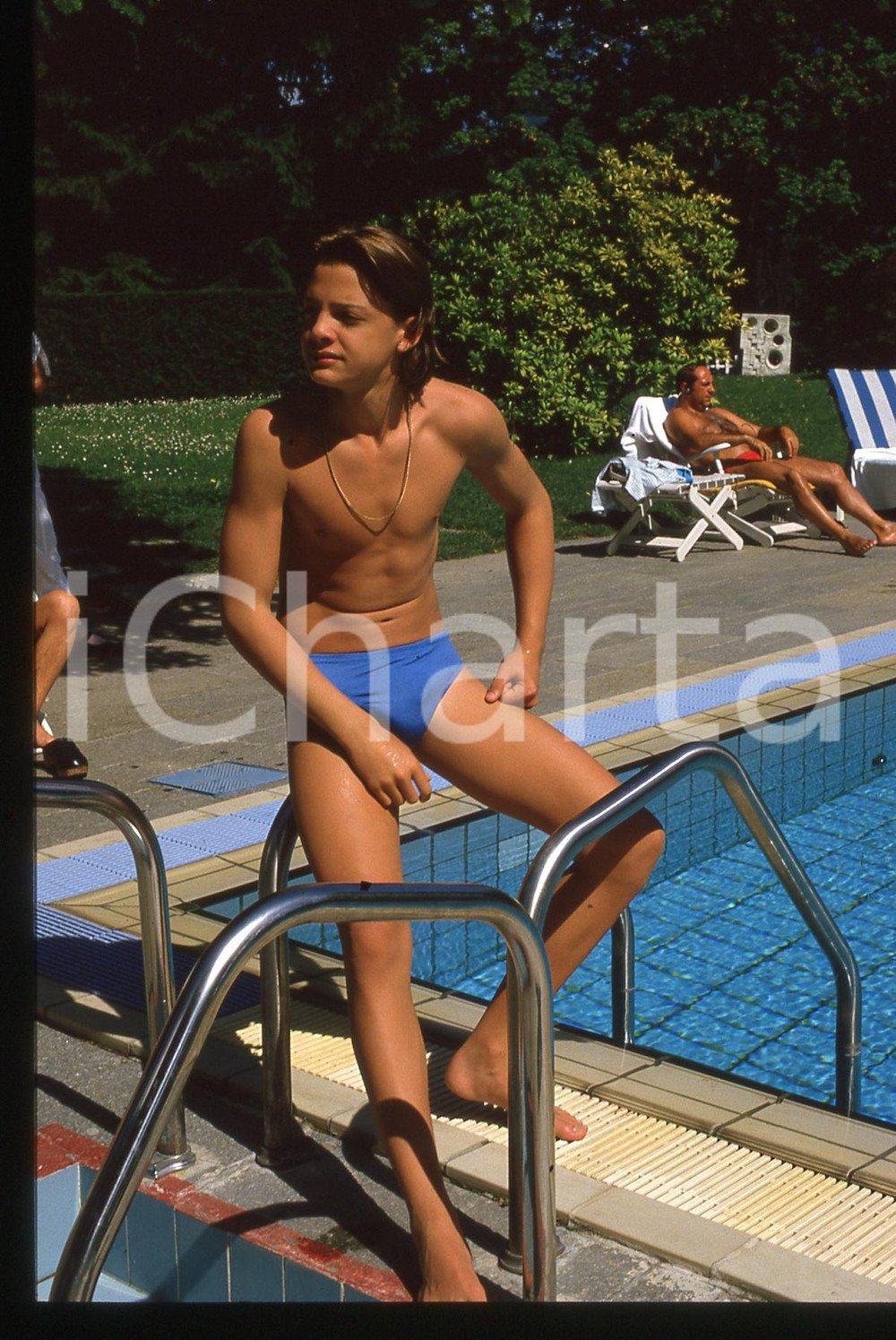 35mm vintage slide* 1984 SAINT VICENT Luis MIGUEL Ritratto in piscina 5 Nella fotografia prima della trasmissione.Diapositiva d'epoca, in formato 35 mm.   CONDIZIONI: GOODE' severamente vietata la riproduzione. Tutti i diritti sono riservati. ICharta mette in vendita, sul negozio eBay e in esclusiva sul sito "icharta" il proprio archivio composto da numerose diapositive e negativi fotografici d'epoca, tutti originali e autentici, che attraversano la storia del costume italiano tra gli la fine degli anni Sessanta e Novanta.Si tratta di uno sguardo inedito sull'attualit&agrave;, la politica, la vita quotidiana, il gossip e la cultura, che fotografa il cambiamento della nazione in quest'ultimo scorcio del XX secolo. Un'occasione unica per il mercato del collezionismo, che vede finalmente disponibile un archivio eccezionale per vastit&agrave;, tematiche e condizioni, in un settore (il negativo fotografico e la diapositiva) di assoluta novit&agrave; e dalle interessanti prospettive di investimento.  originale e autentica 1
