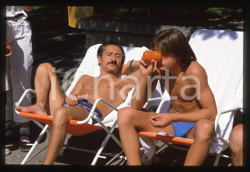 35mm vintage slide*1984 SAINT VICENT Luis MIGUEL e il padre Luisito Rey 1 Nella fotografia prima della trasmissione.Diapositiva d'epoca, in formato 35 mm.   CONDIZIONI: GOODE' severamente vietata la riproduzione. Tutti i diritti sono riservati. ICharta mette in vendita, sul negozio eBay e in esclusiva sul sito "icharta" il proprio archivio composto da numerose diapositive e negativi fotografici d'epoca, tutti originali e autentici, che attraversano la storia del costume italiano tra gli la fine degli anni Sessanta e Novanta.Si tratta di uno sguardo inedito sull'attualit&agrave;, la politica, la vita quotidiana, il gossip e la cultura, che fotografa il cambiamento della nazione in quest'ultimo scorcio del XX secolo. Un'occasione unica per il mercato del collezionismo, che vede finalmente disponibile un archivio eccezionale per vastit&agrave;, tematiche e condizioni, in un settore (il negativo fotografico e la diapositiva) di assoluta novit&agrave; e dalle interessanti prospettive di investimento.  originale e autentica 1