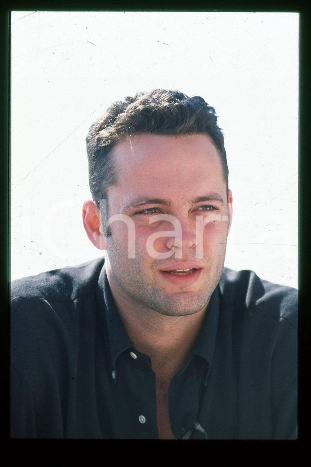 35mm vintage slide* 1993 VENEZIA Vince VAUGHN Mostra del Cinema Portrait (36)  Diapositiva d'epoca, in formato 35 mm.CONDIZIONI: GOODE' severamente vietata la riproduzione. Tutti i diritti sono riservati.Nella diapositiva ICharta mette in vendita, sul negozio eBay e in esclusiva sul sito "icharta" il proprio archivio composto da numerose diapositive e negativi fotografici d'epoca, tutti originali e autentici, che attraversano la storia del costume italiano tra gli la fine degli anni Sessanta e Novanta.Si tratta di uno sguardo inedito sull'attualit&agrave;, la politica, la vita quotidiana, il gossip e la cultura, che fotografa il cambiamento della nazione in quest'ultimo scorcio del XX secolo. Un'occasione unica per il mercato del collezionismo, che vede finalmente disponibile un archivio eccezionale per vastit&agrave;, tematiche e condizioni, in un settore (il negativo fotografico e la diapositiva) di assoluta novit&agrave; e dalle interessanti prospettive di investimento.  FAIR/discreto   originale e autentica 1
