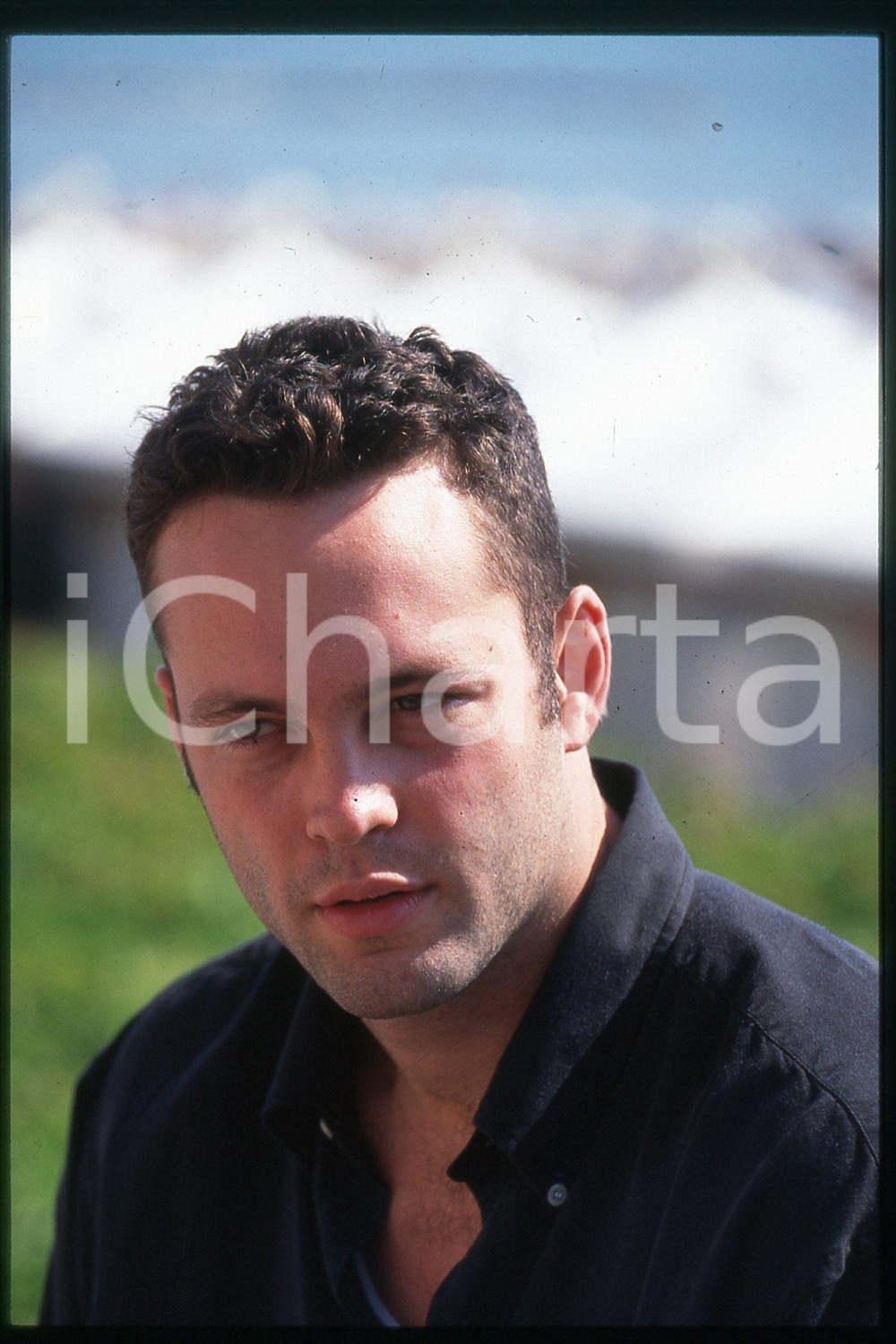 35mm vintage slide* 1993 VENEZIA Vince VAUGHN Mostra del Cinema Portrait (49)  Diapositiva d'epoca, in formato 35 mm.CONDIZIONI: GOODE' severamente vietata la riproduzione. Tutti i diritti sono riservati.Nella diapositiva ICharta mette in vendita, sul negozio eBay e in esclusiva sul sito "icharta" il proprio archivio composto da numerose diapositive e negativi fotografici d'epoca, tutti originali e autentici, che attraversano la storia del costume italiano tra gli la fine degli anni Sessanta e Novanta.Si tratta di uno sguardo inedito sull'attualit&agrave;, la politica, la vita quotidiana, il gossip e la cultura, che fotografa il cambiamento della nazione in quest'ultimo scorcio del XX secolo. Un'occasione unica per il mercato del collezionismo, che vede finalmente disponibile un archivio eccezionale per vastit&agrave;, tematiche e condizioni, in un settore (il negativo fotografico e la diapositiva) di assoluta novit&agrave; e dalle interessanti prospettive di investimento.  FAIR/discreto   originale e autentica 1
