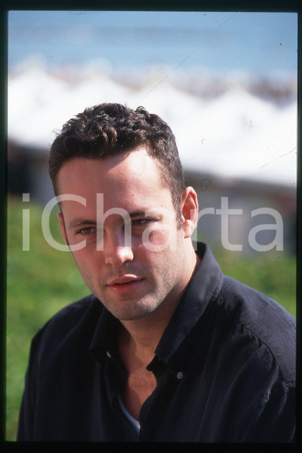 35mm vintage slide* 1993 VENEZIA Vince VAUGHN Mostra del Cinema Portrait (51)  Diapositiva d'epoca, in formato 35 mm.CONDIZIONI: GOODE' severamente vietata la riproduzione. Tutti i diritti sono riservati.Nella diapositiva ICharta mette in vendita, sul negozio eBay e in esclusiva sul sito "icharta" il proprio archivio composto da numerose diapositive e negativi fotografici d'epoca, tutti originali e autentici, che attraversano la storia del costume italiano tra gli la fine degli anni Sessanta e Novanta.Si tratta di uno sguardo inedito sull'attualit&agrave;, la politica, la vita quotidiana, il gossip e la cultura, che fotografa il cambiamento della nazione in quest'ultimo scorcio del XX secolo. Un'occasione unica per il mercato del collezionismo, che vede finalmente disponibile un archivio eccezionale per vastit&agrave;, tematiche e condizioni, in un settore (il negativo fotografico e la diapositiva) di assoluta novit&agrave; e dalle interessanti prospettive di investimento.  FAIR/discreto   originale e autentica 1
